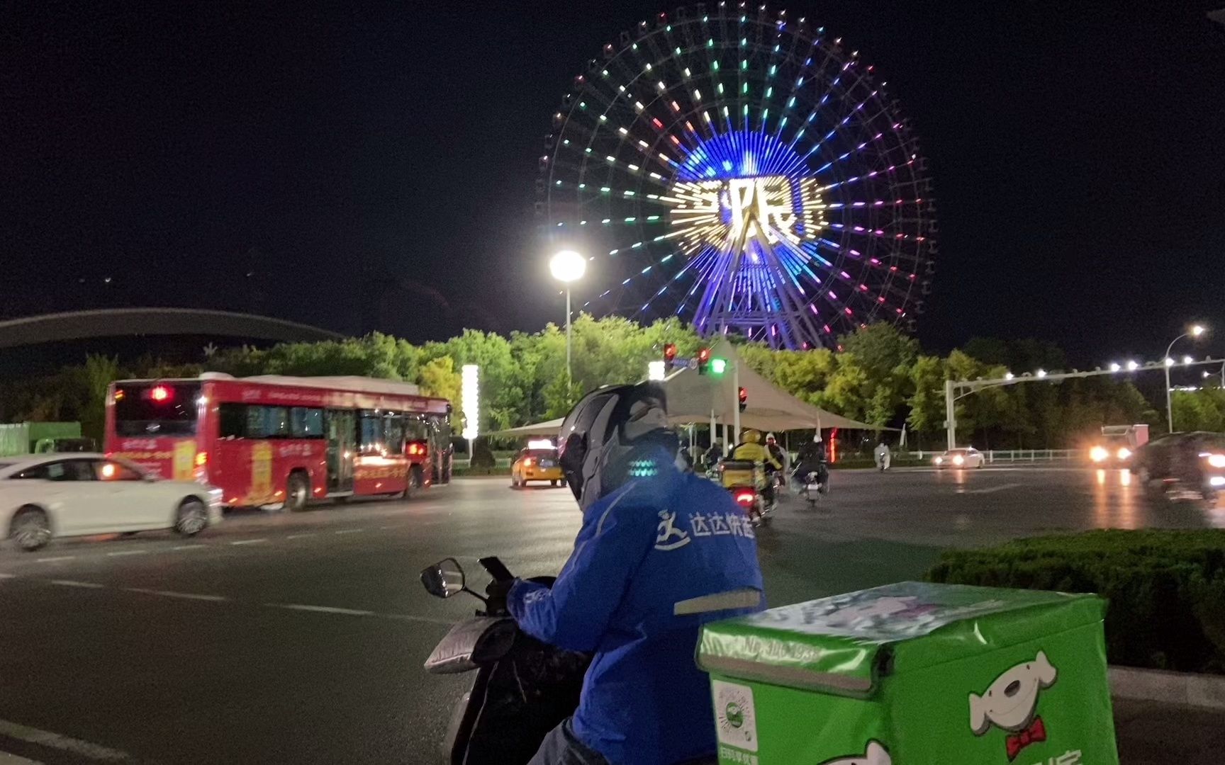 [图]潍坊奎文区，10月17日晚上的情况，不少市民来小区门口送生活物资