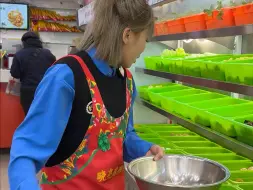 Скачать видео: 麻辣拌店老板知道你夹这些菜心疼的要死