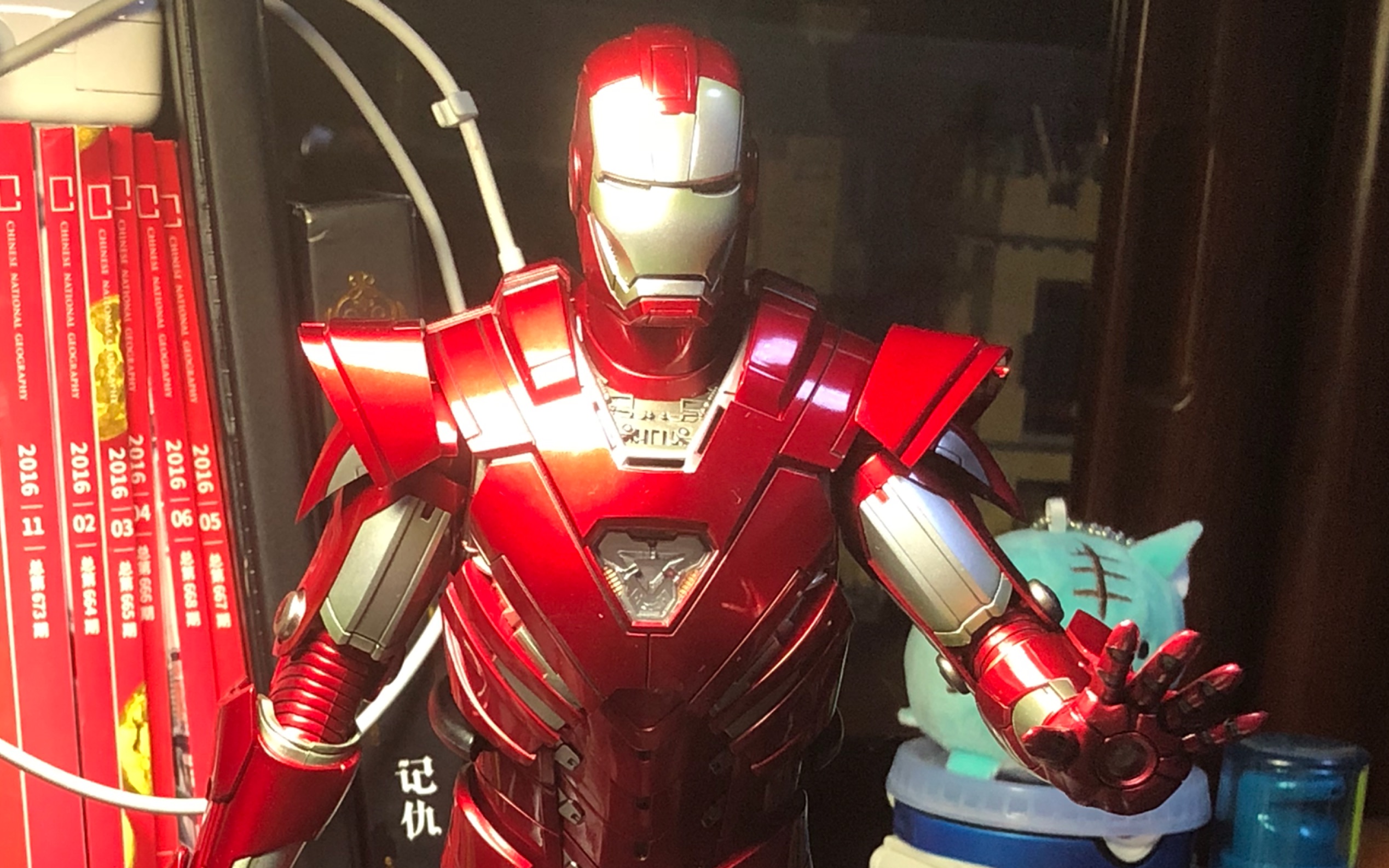 一个不会摆放造型的up主的hottoys钢铁侠mark33开箱