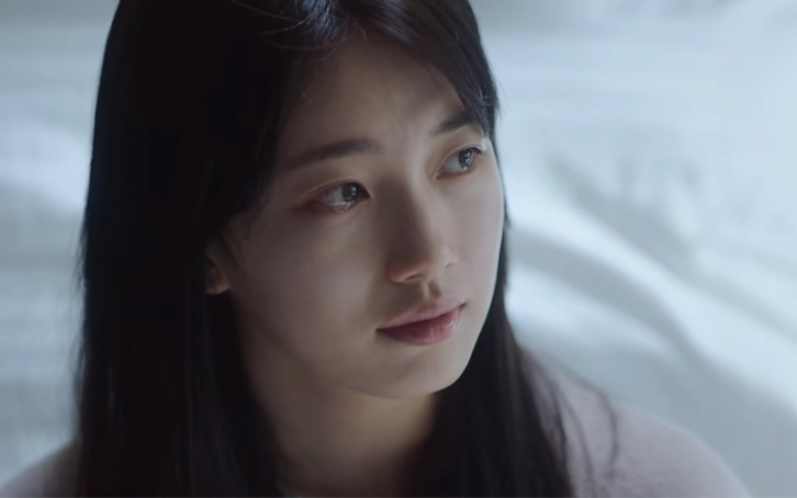 清冷的破碎感美人