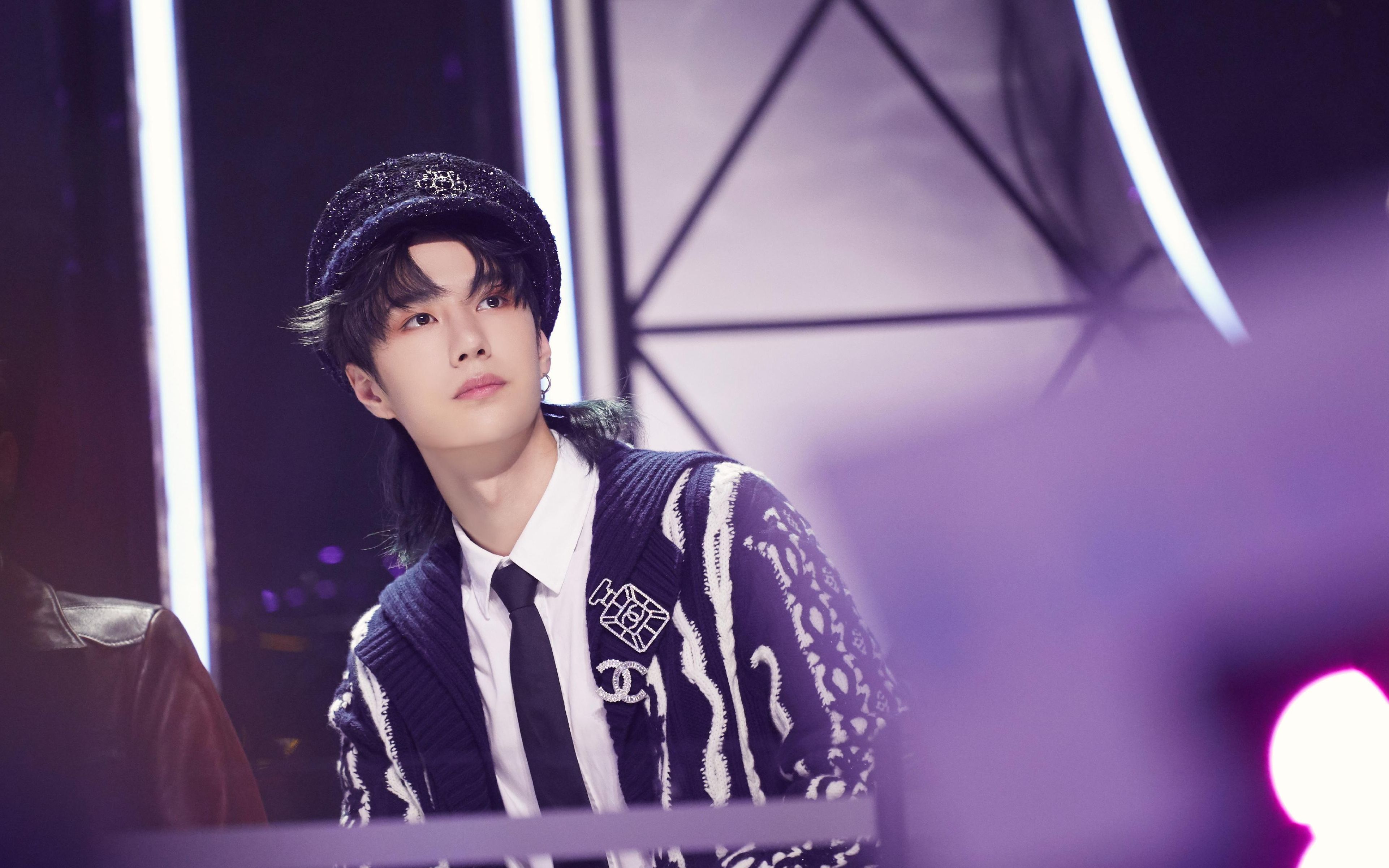 人民警察节受邀演出,各种公益活动都有一博的身影,一身正气王一博