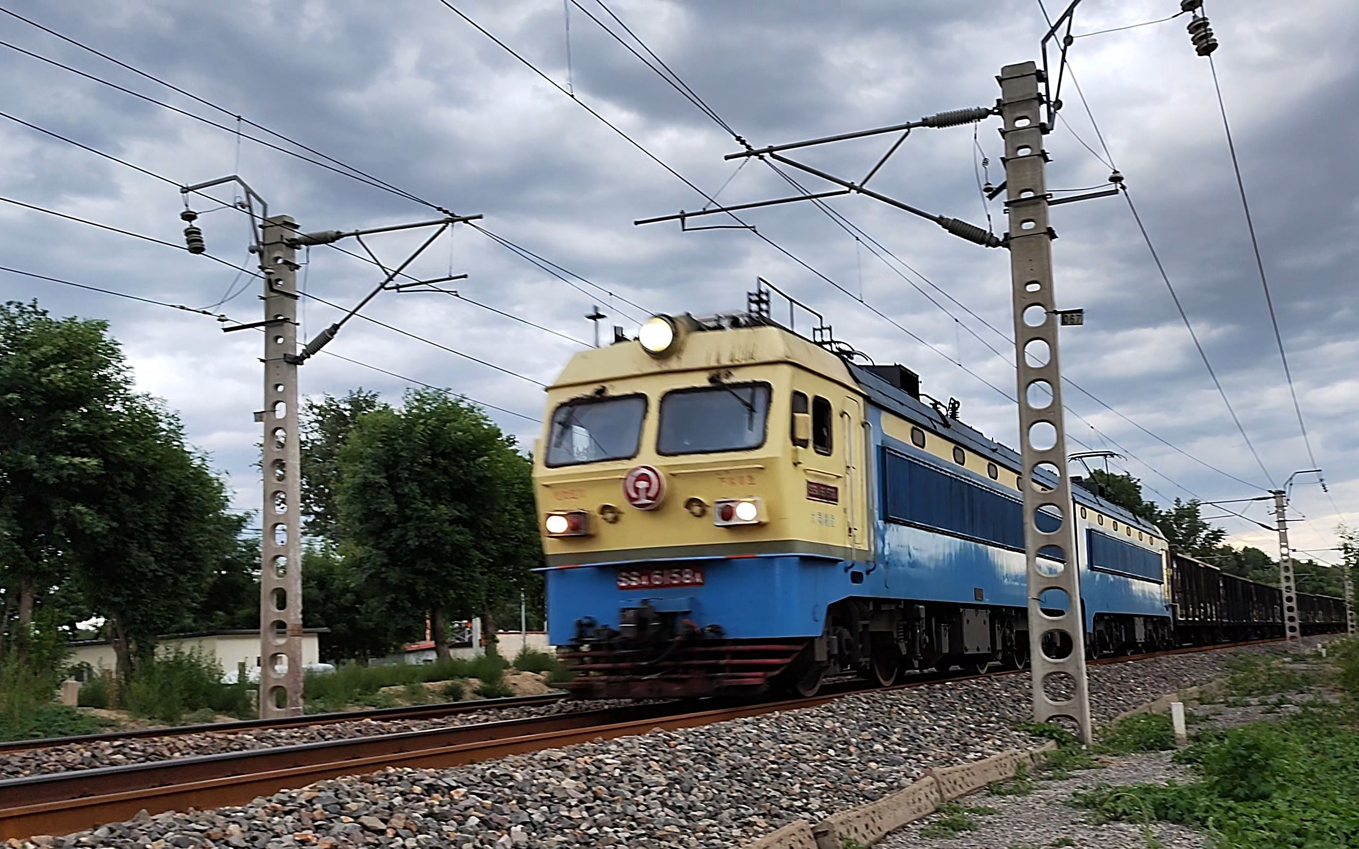 在北京难得一见的太局湖段ss4g 6158牵引货列通过京承线顺义站