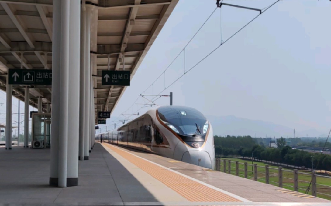 cr400bf-0305(原crh0305)担任g974次进入怀柔南站