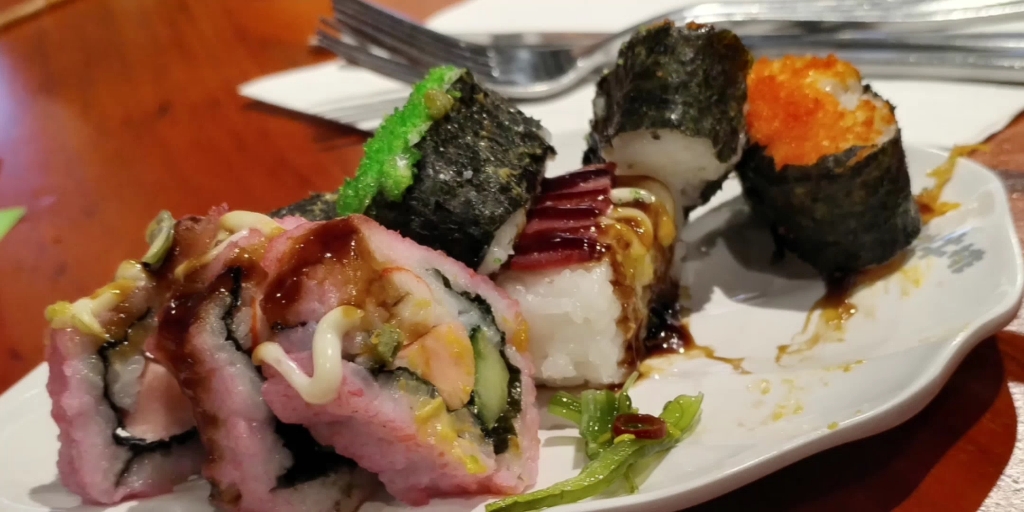 弱智低能穷困大学生吃街边的辐射核废水寿司导致臃肿不堪变异成为