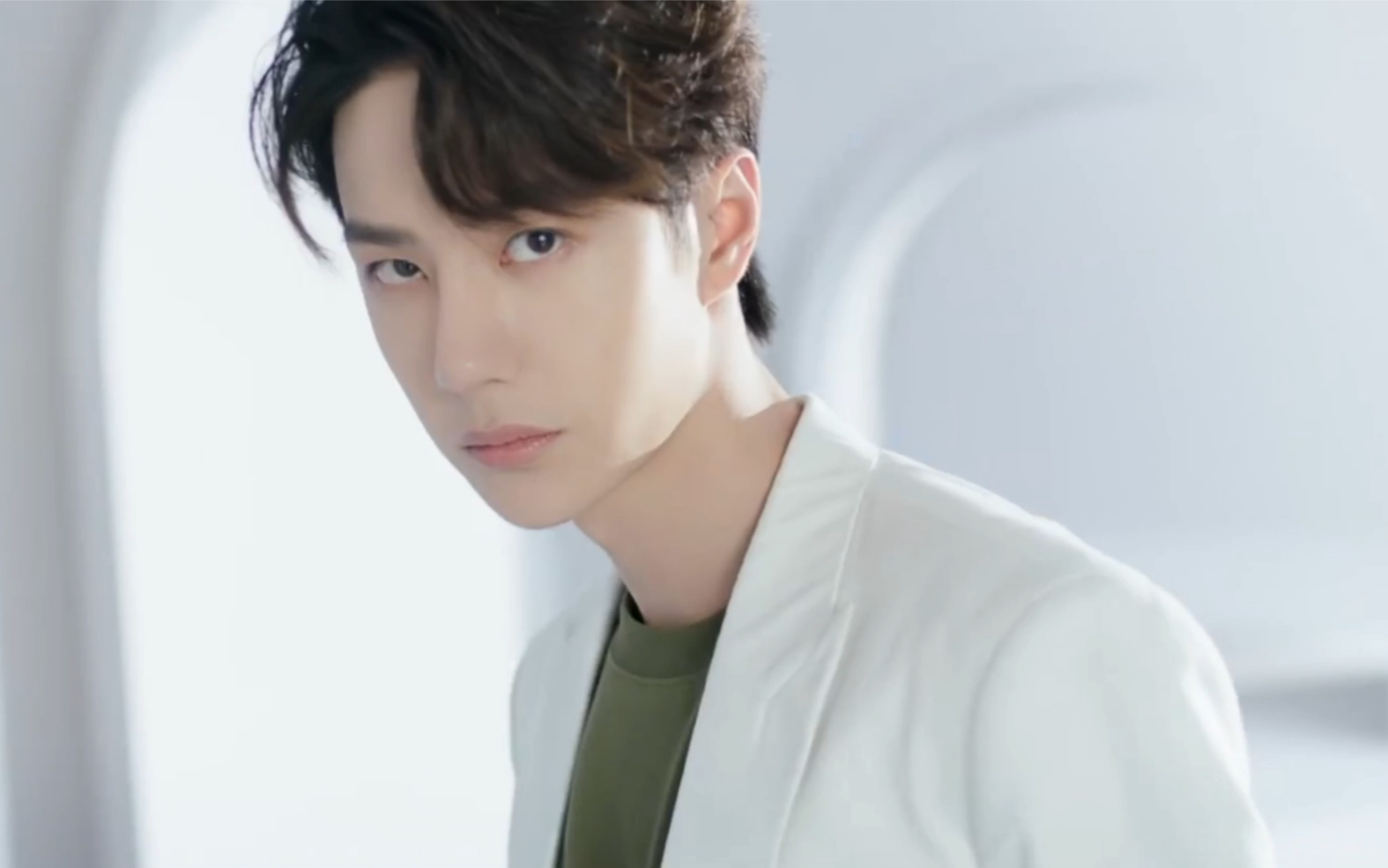  王一博> 悦木之源x watch me work