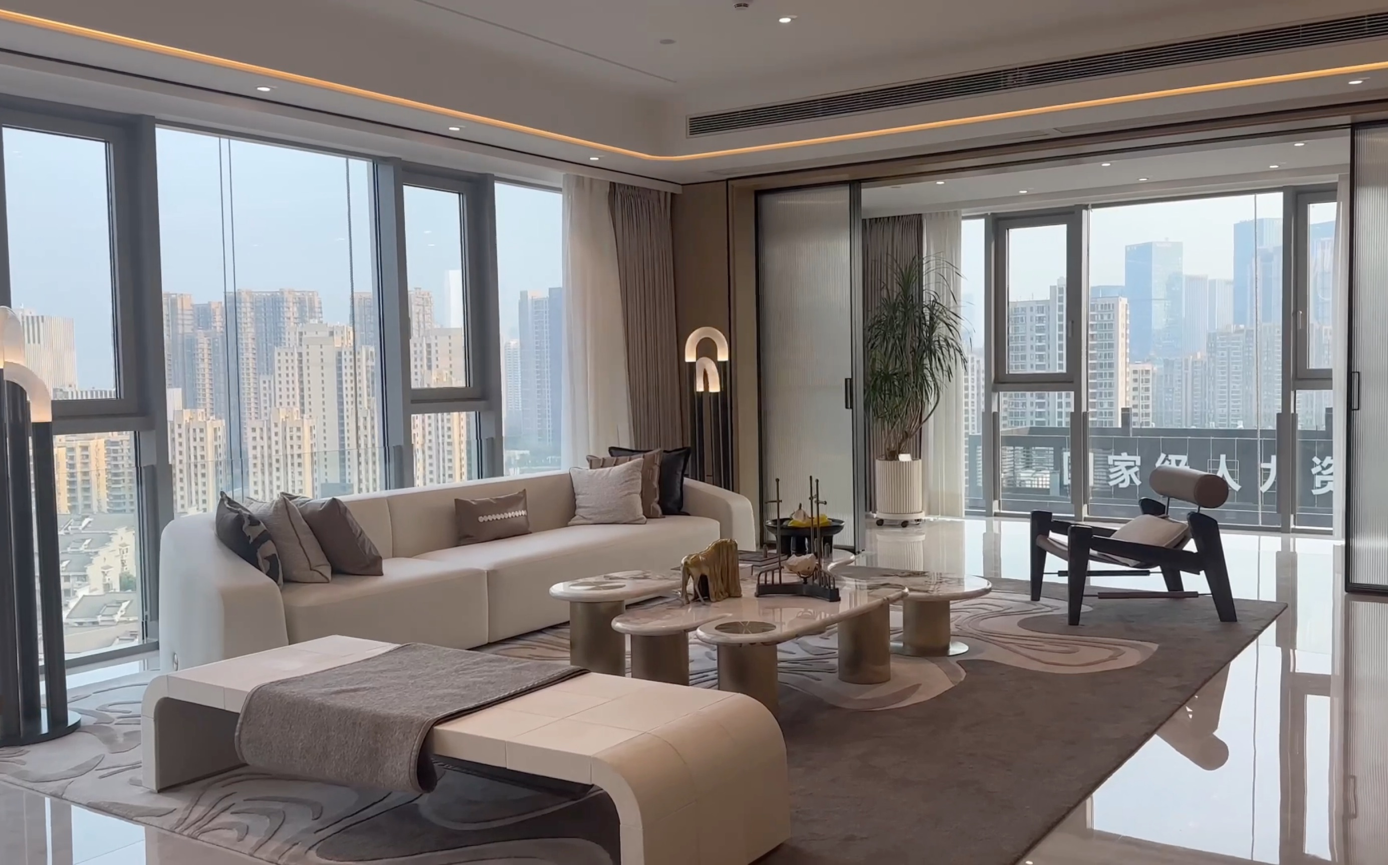 在家可以看杭州城市地标的大平层,这个落地窗太舒服了!