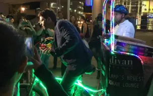 Télécharger la video: Misha Collins Delivers Pizza - SDCC 2015