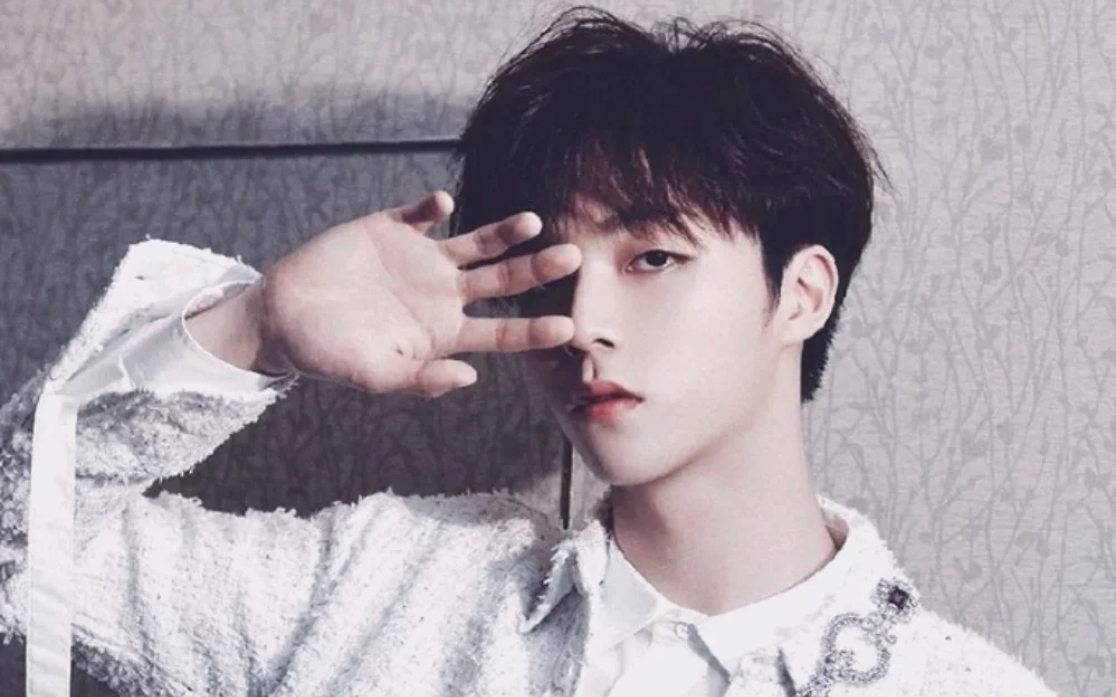 粉丝在陈立农微博下吐槽工作室不拍新物料,发过的照片还让陈立农接着