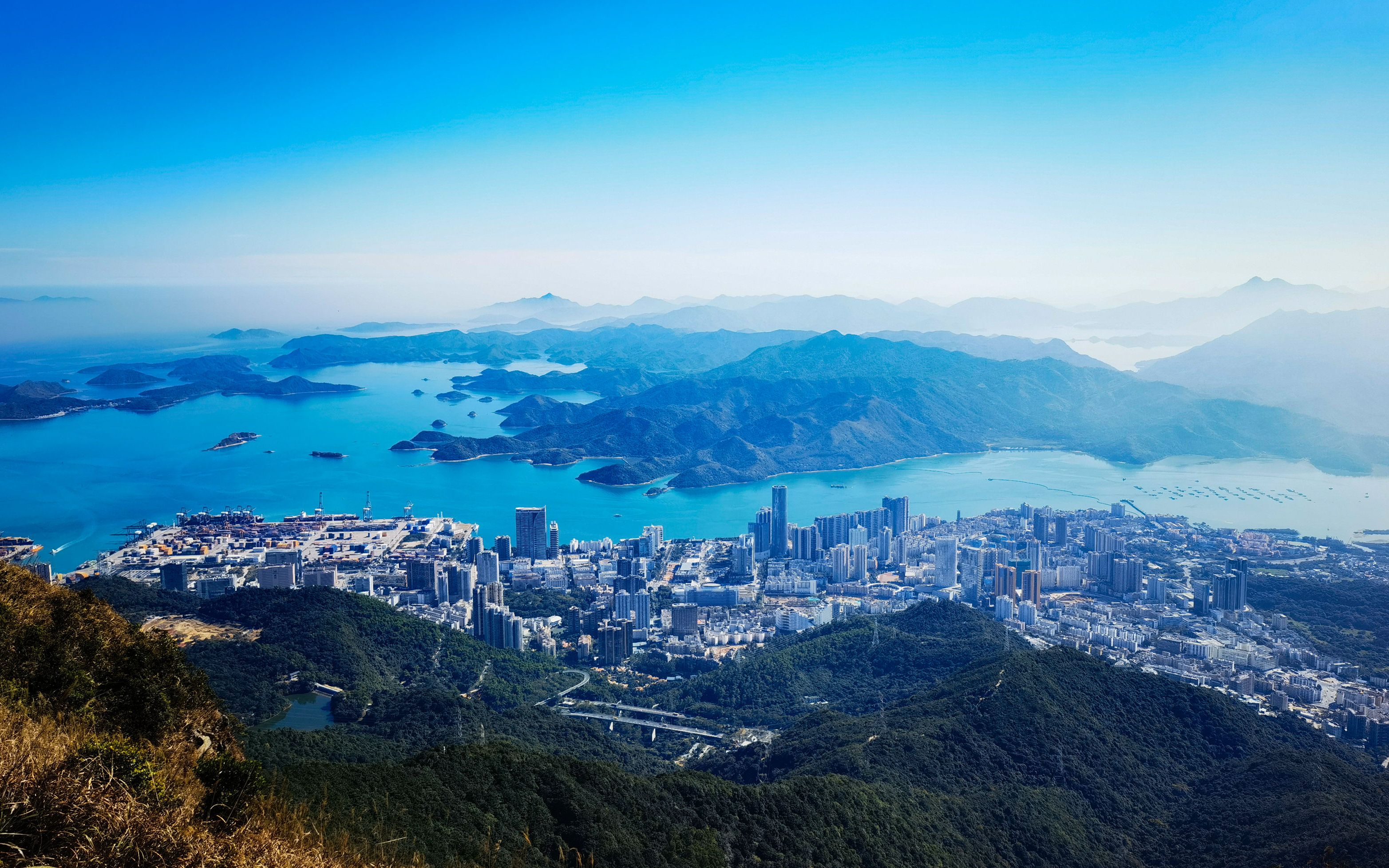 梧桐山上俯瞰深圳盐田港,大海与香港群峰壮美风光