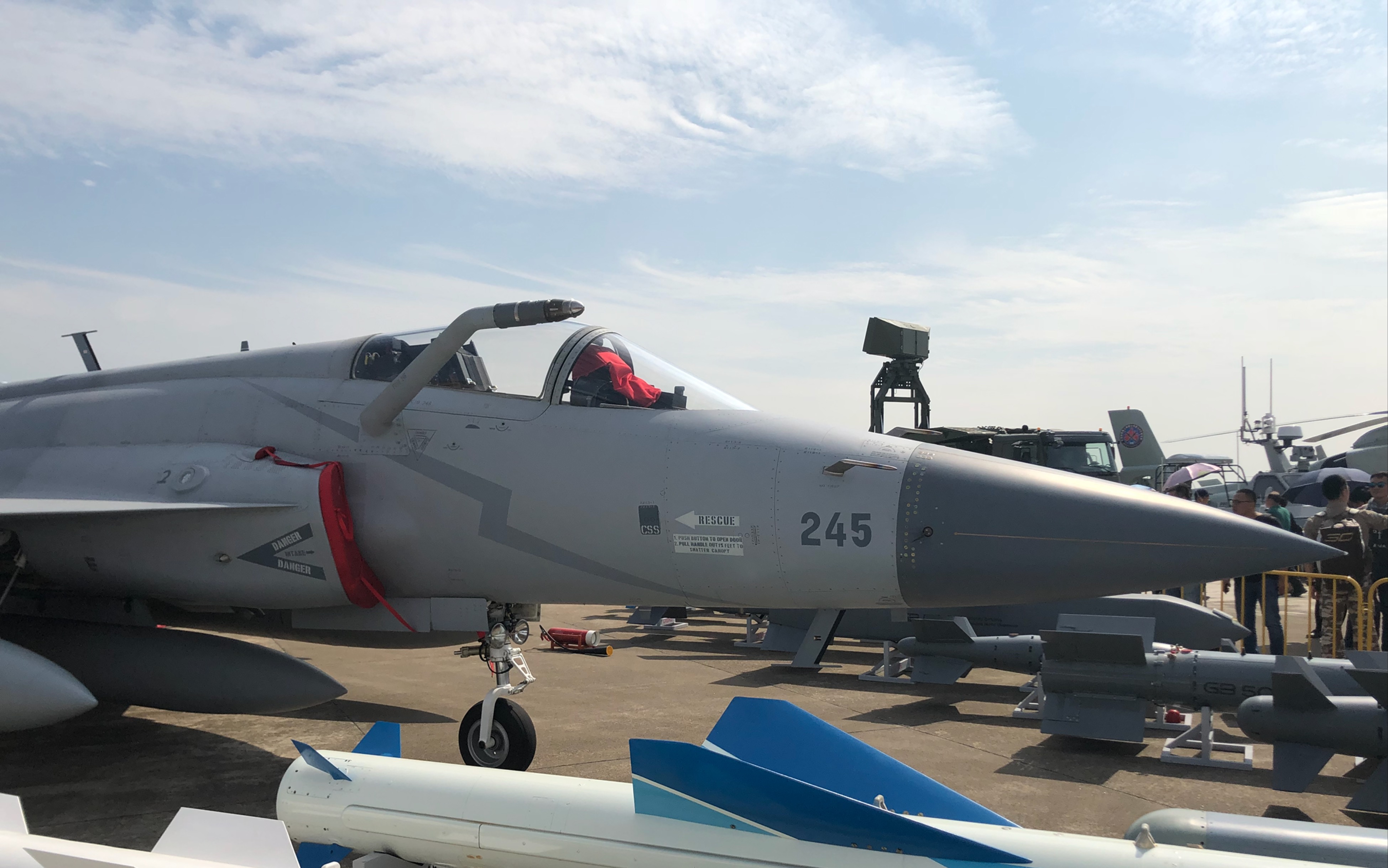 2018珠海航展 巴基斯坦空军 枭龙战机单机飞行表演_哔哩哔哩 (゜-゜)