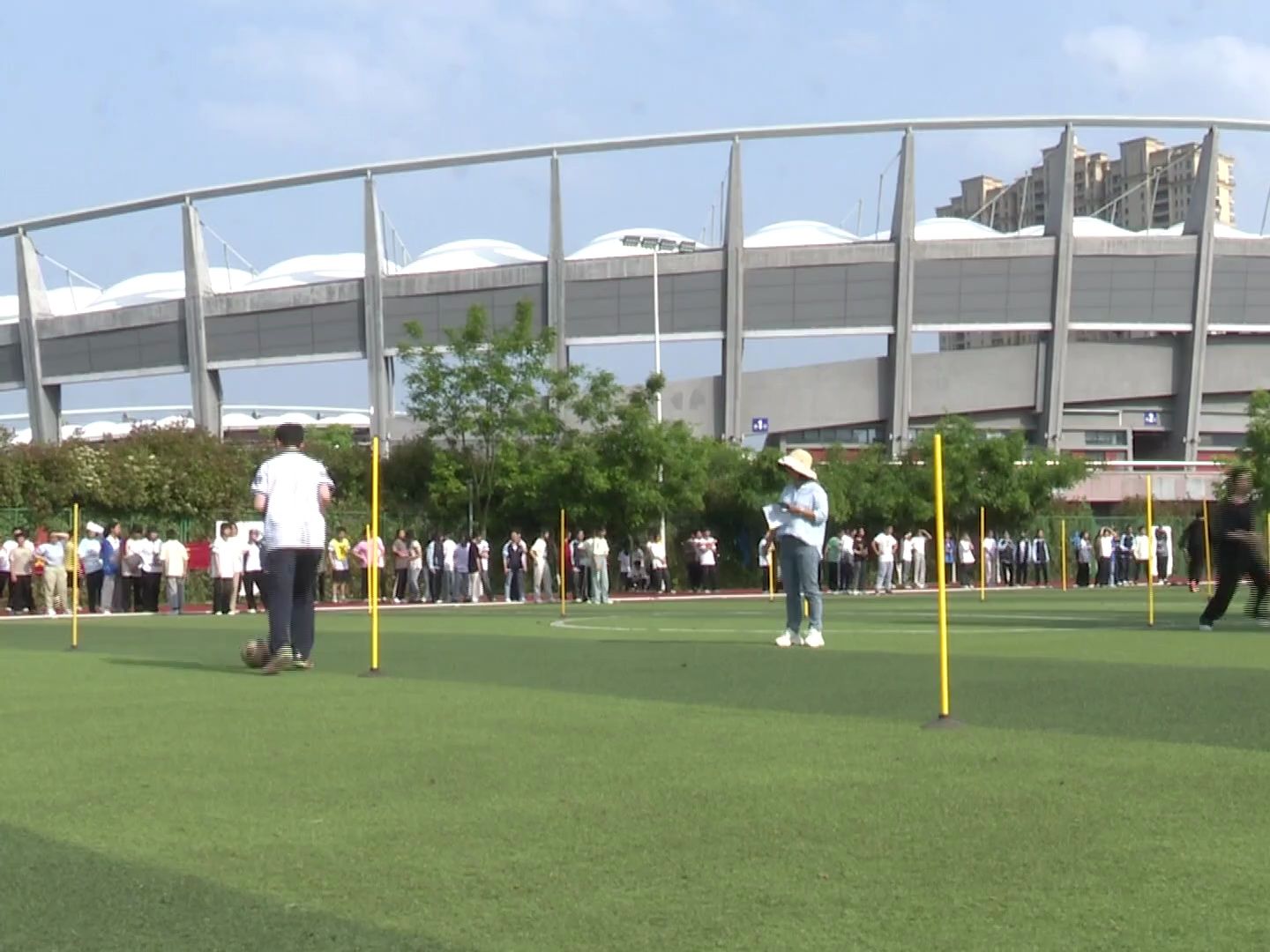 浦江四中举行八年级"全员足球绕杆比赛"