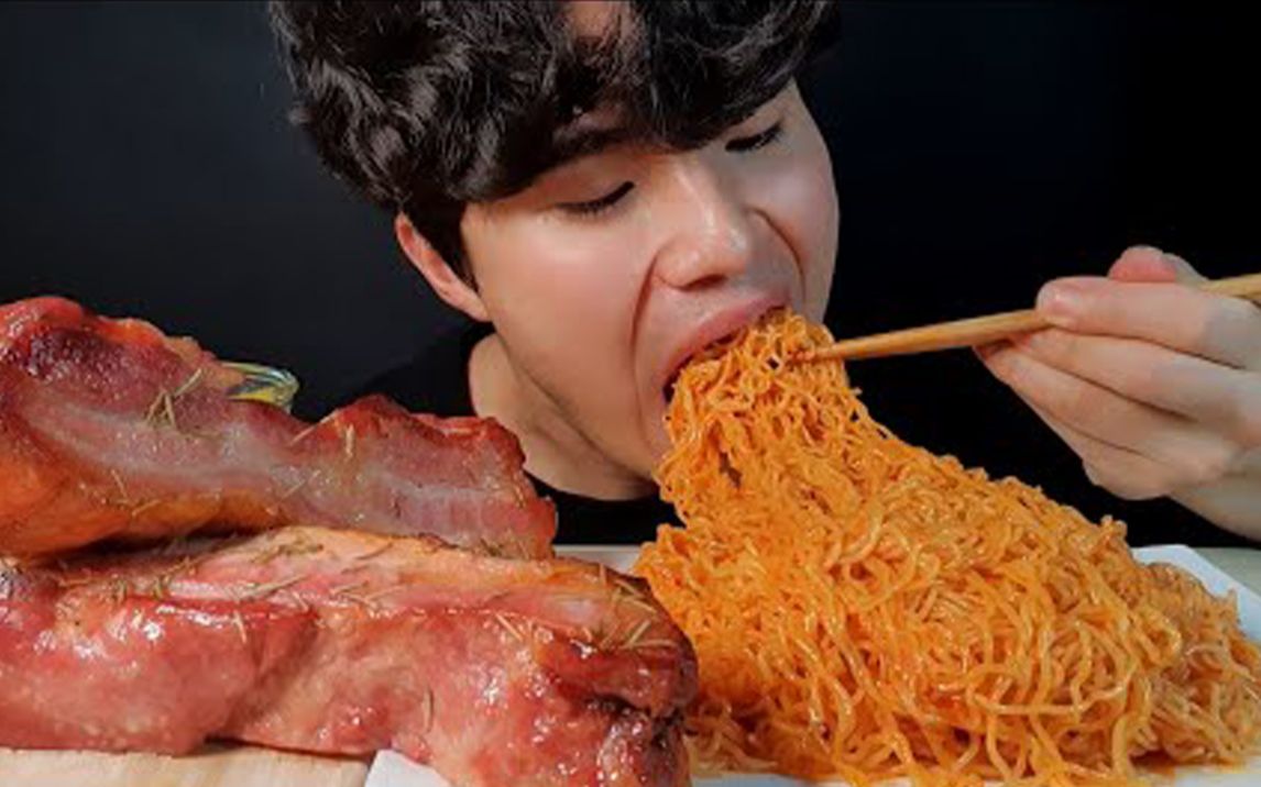 82侧脸明星82bibimmyeon 五花肉拌面 似哪位明星