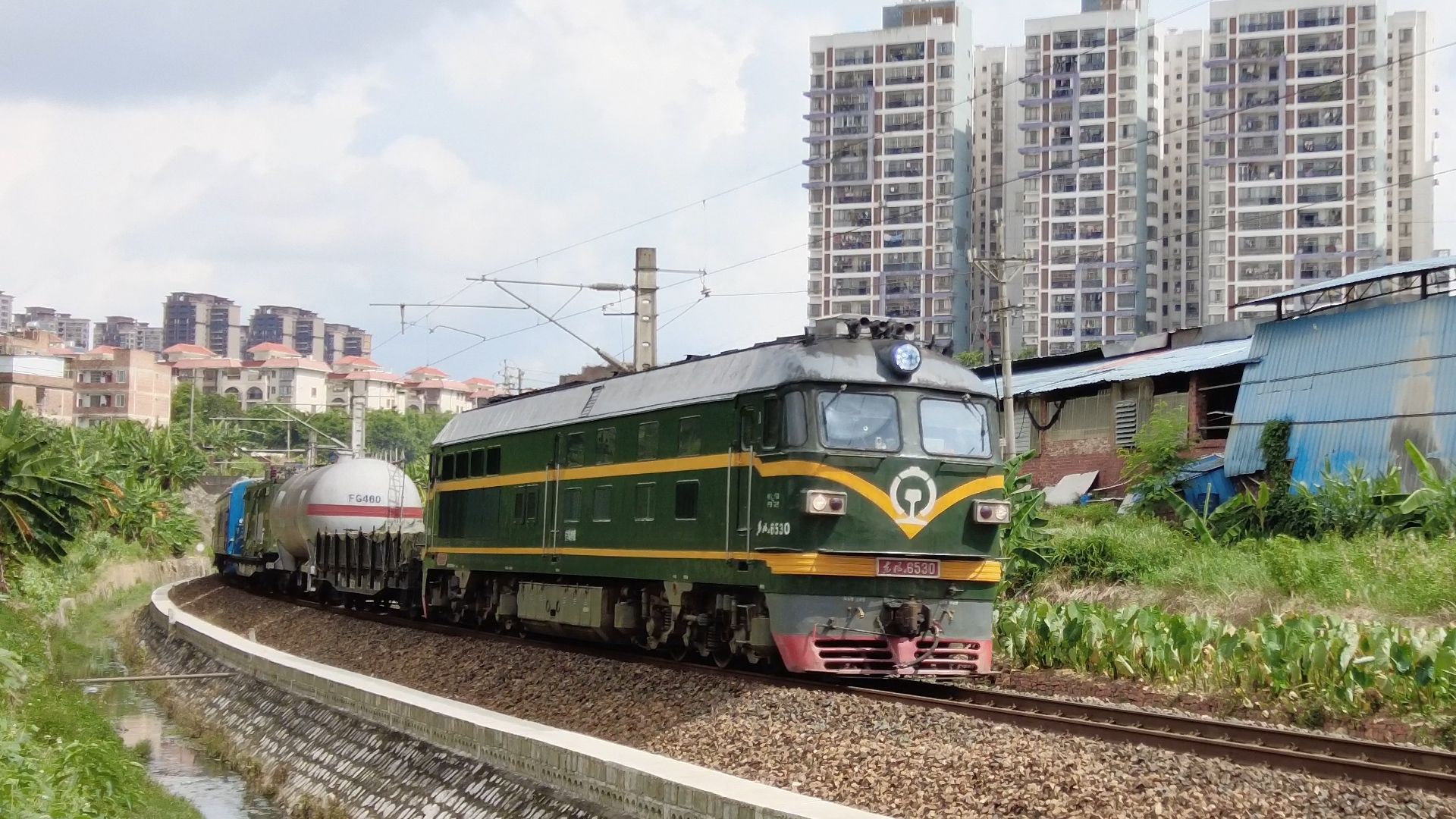 南环上行线拍东风4b拉宿营车