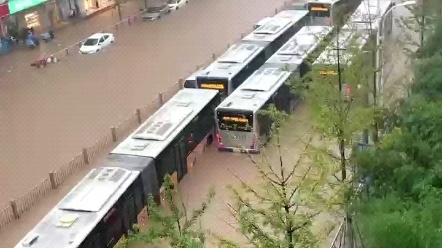 北京门头沟暴雨突发山洪,导致街道被淹哔哩哔哩bilibili