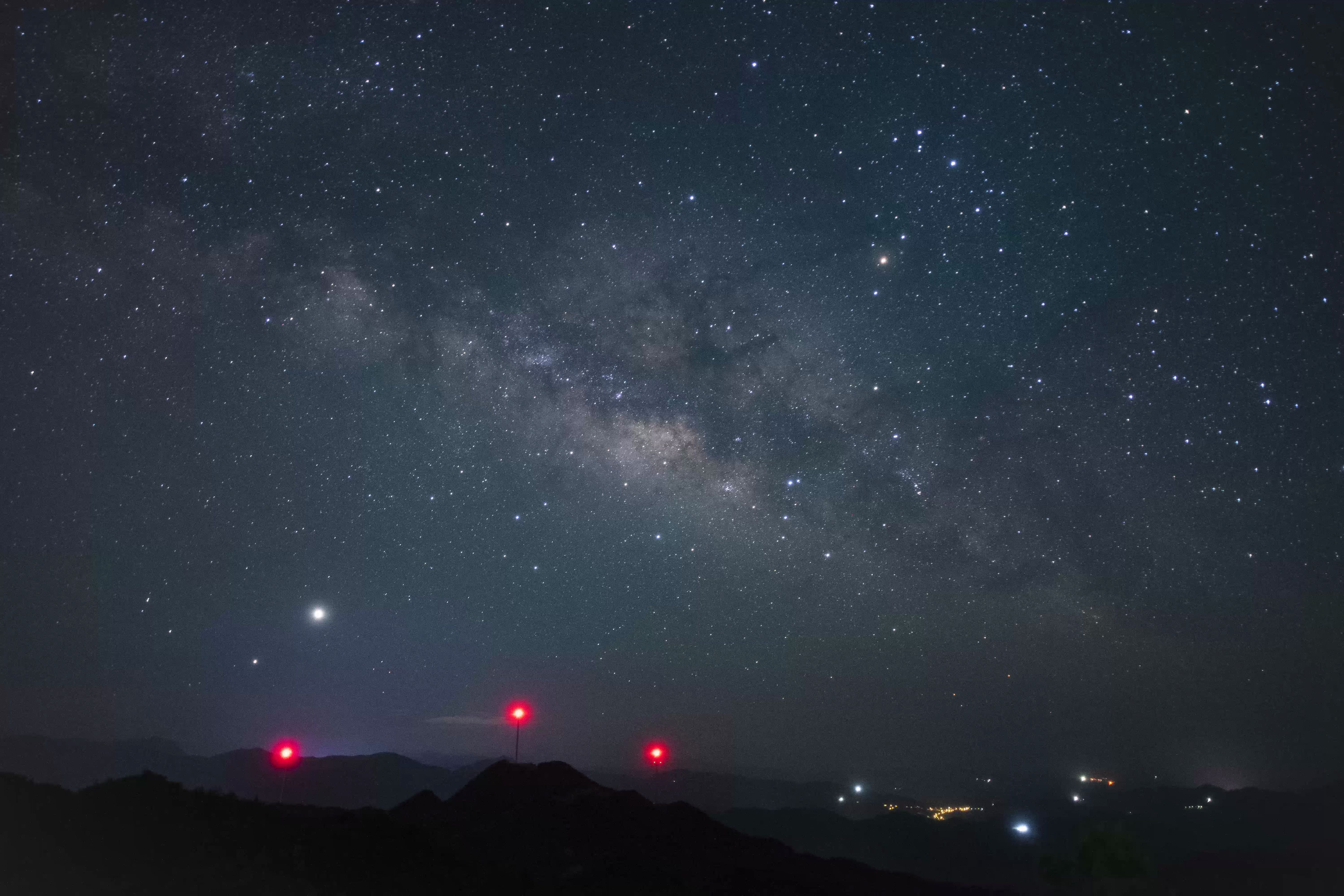 活动  【星空摄影】4k 索尼a7 20mm在气辉影响下的银河延时