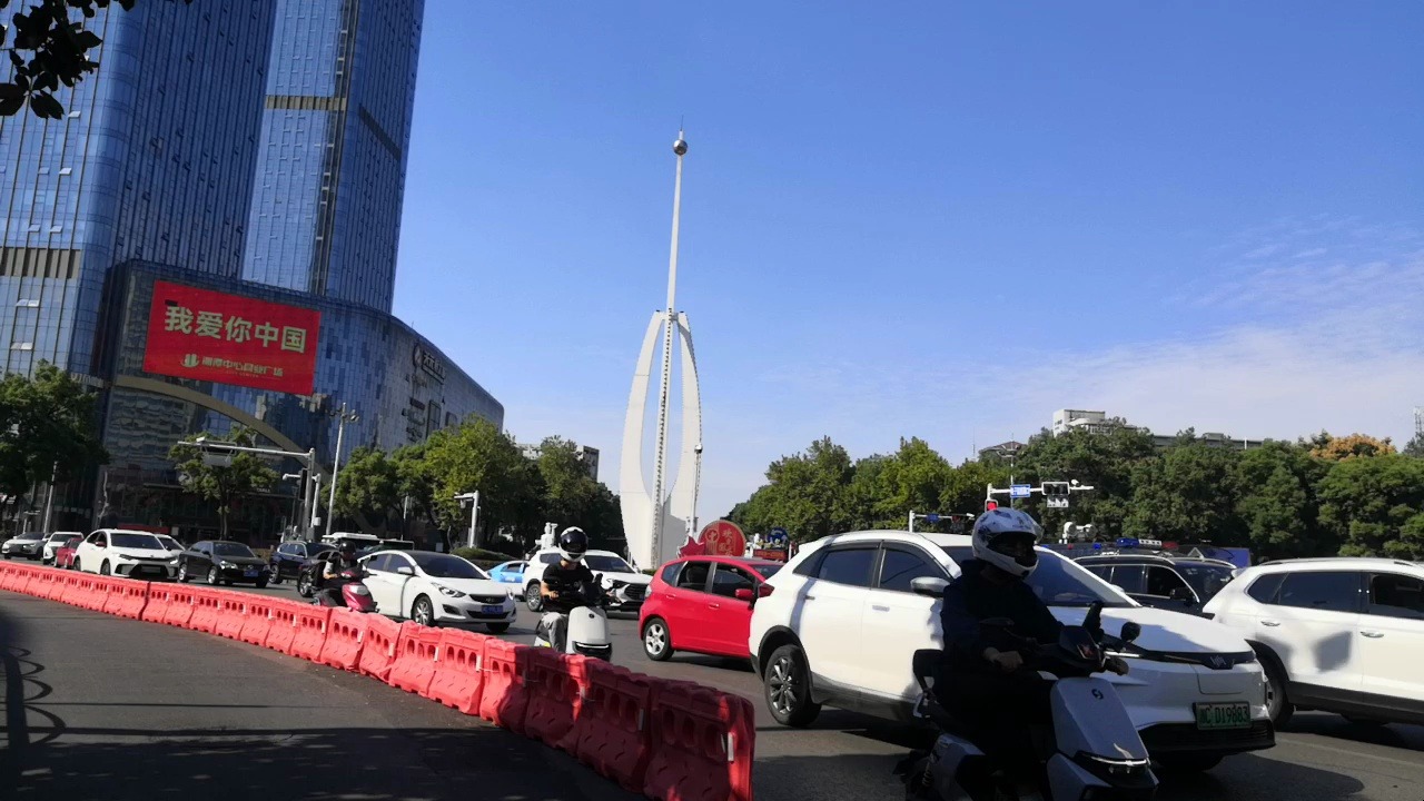 拥堵的湘潭建设路口