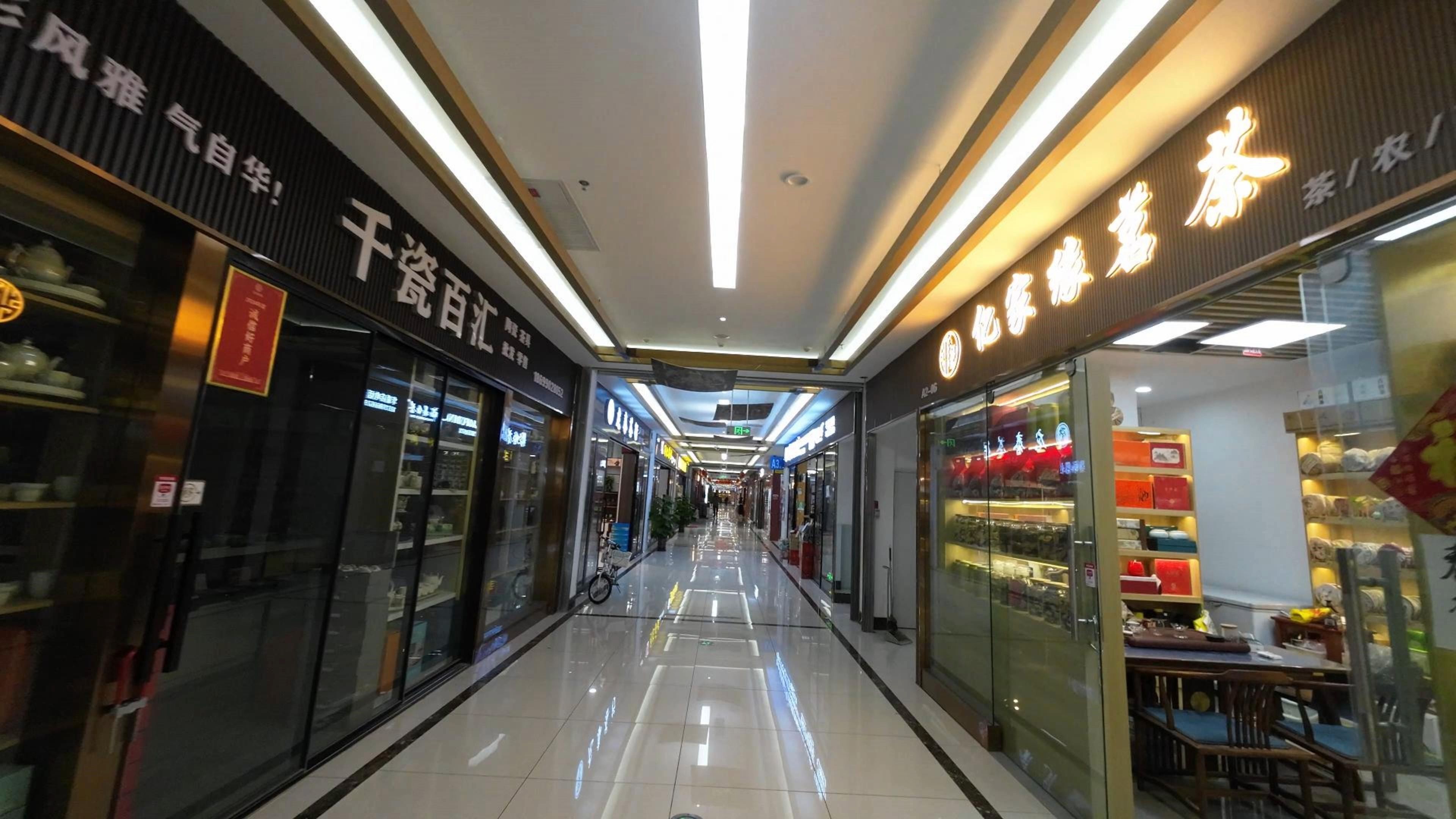 这个贸易城也太大了,把地形认清楚 下次就能更快找到店铺了.