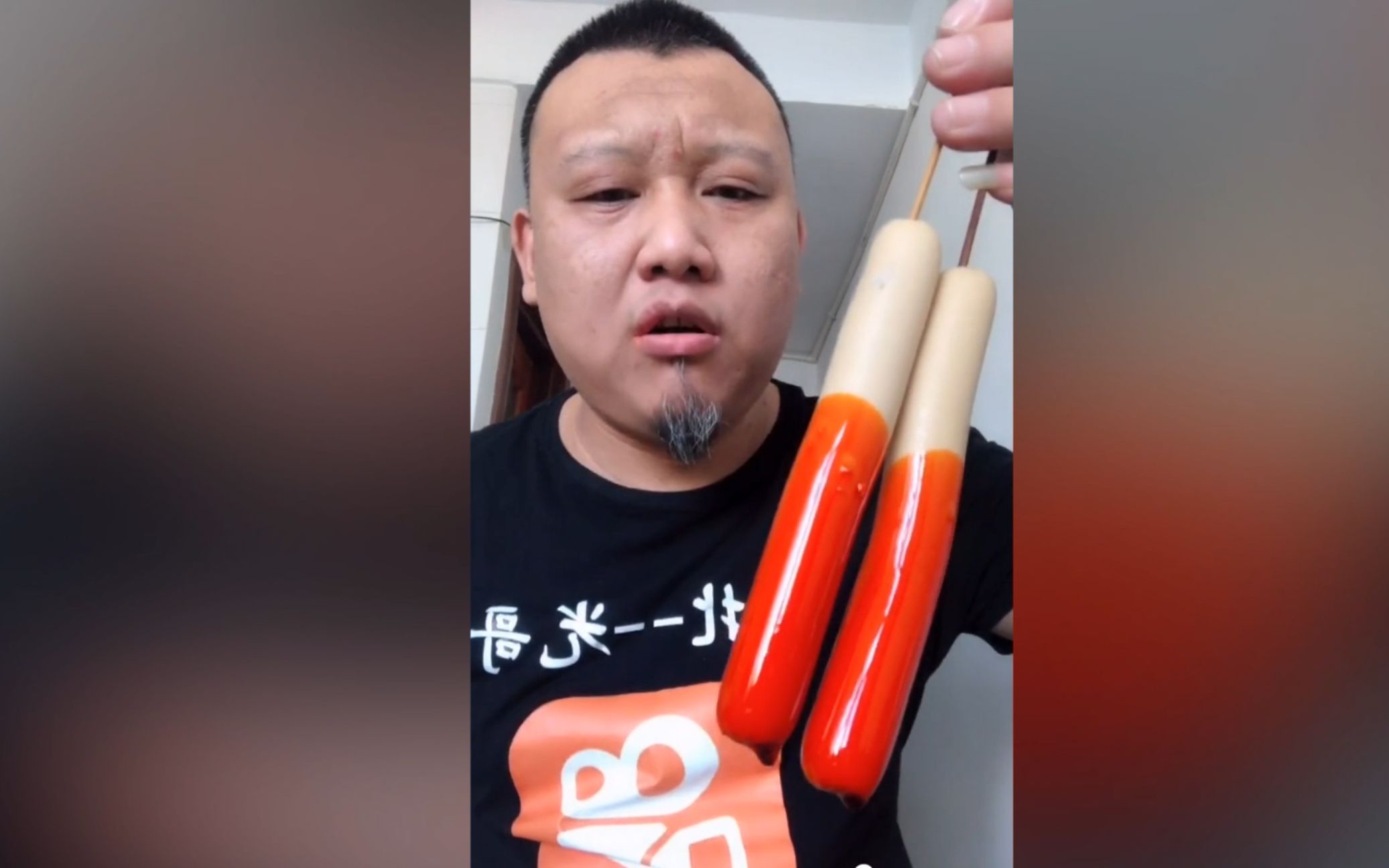 土味食堂:有老铁私信我,说你吃个色素火腿肠就给你个双击!