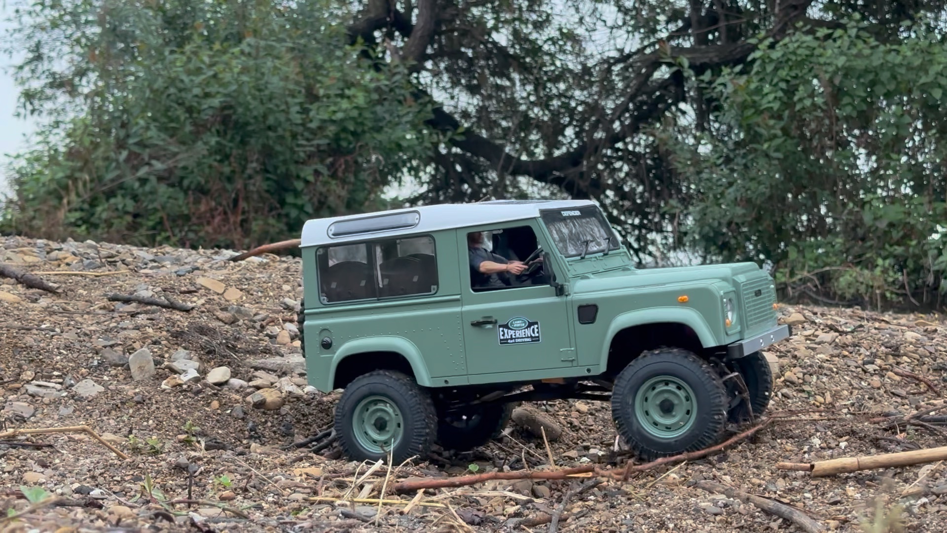 路虎卫士传承版下地行走