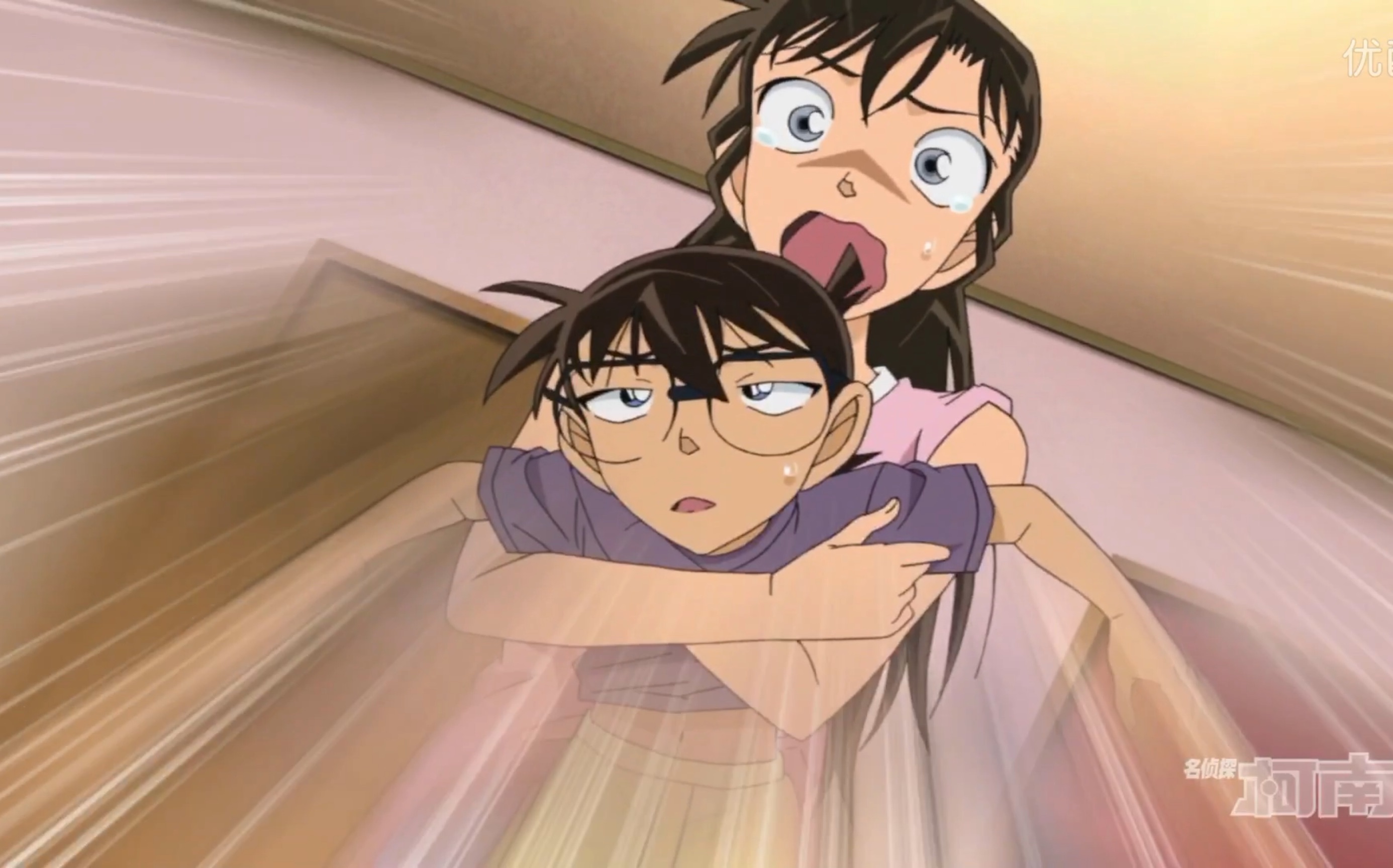 小兰抱着柯南 一家三口看恐怖片 小兰吓哭柯南却一脸生无可恋[名侦探