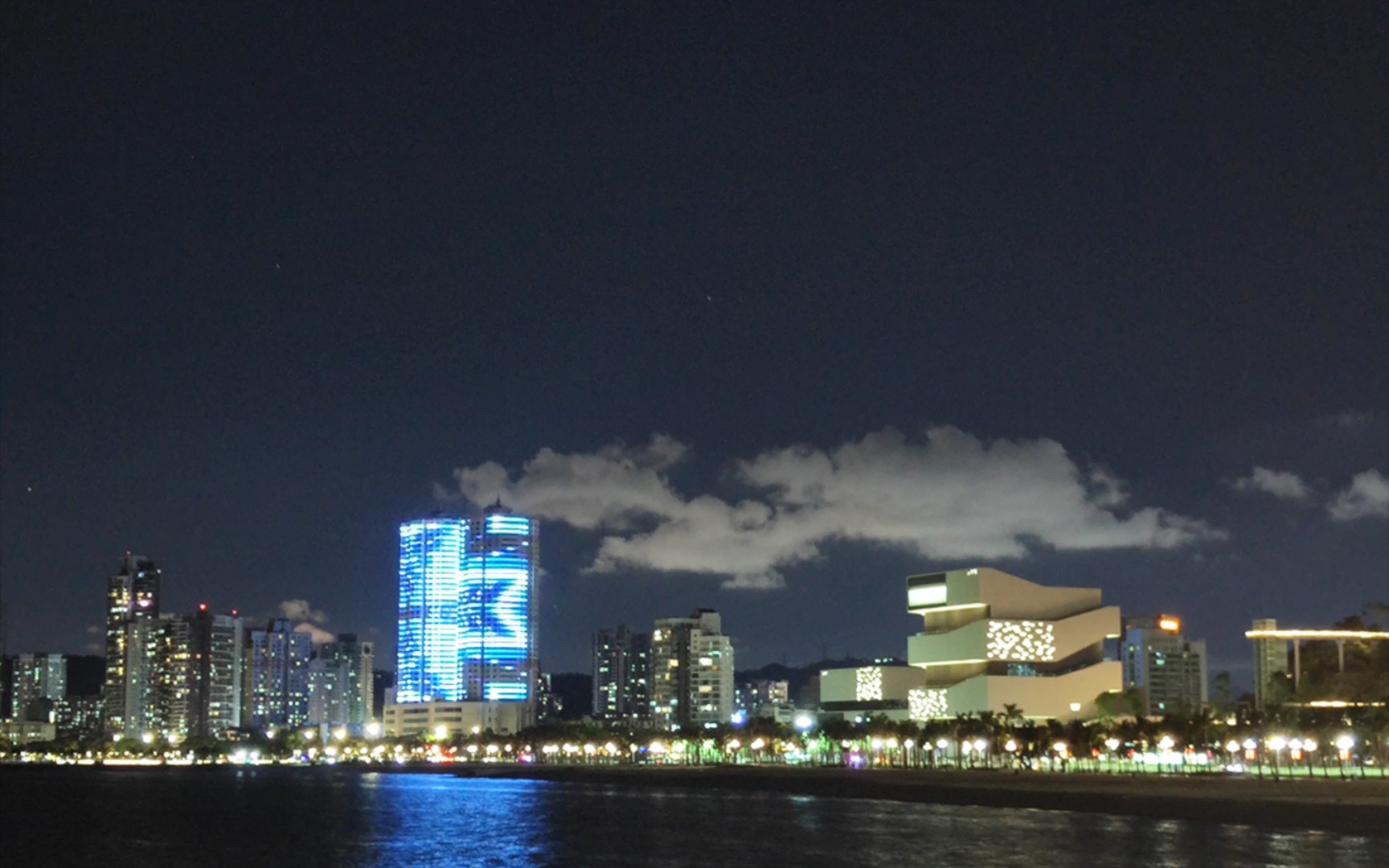 [图]夜晚的城市天空与海