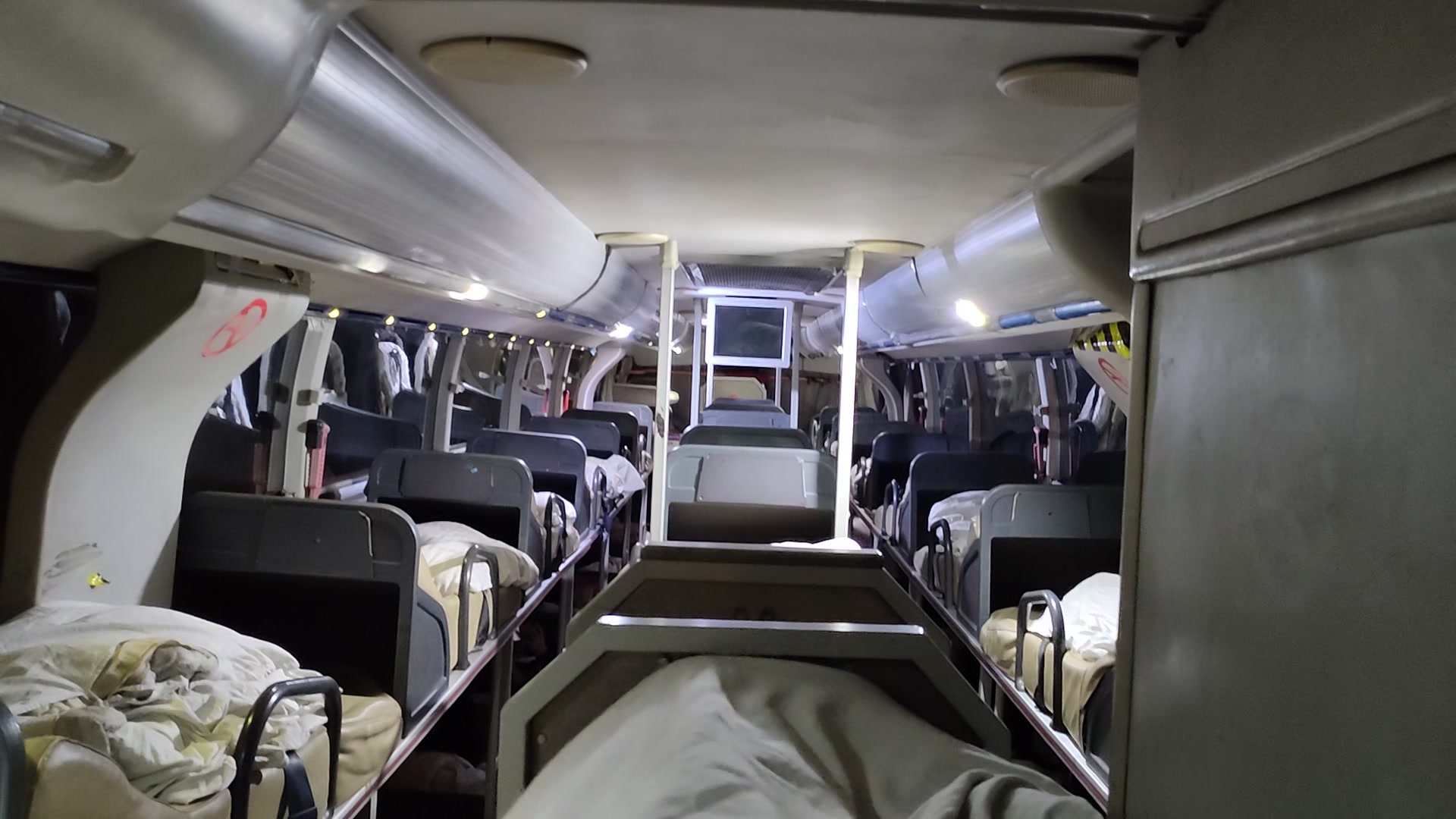 大型卧铺客车内部图片