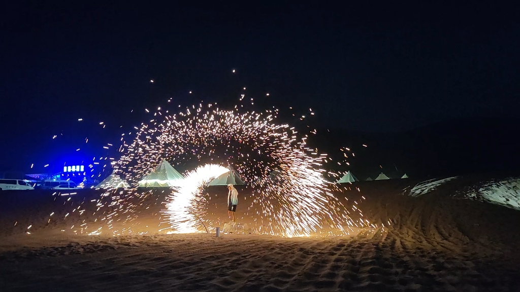 月牙泉沙漠露营烟花表演