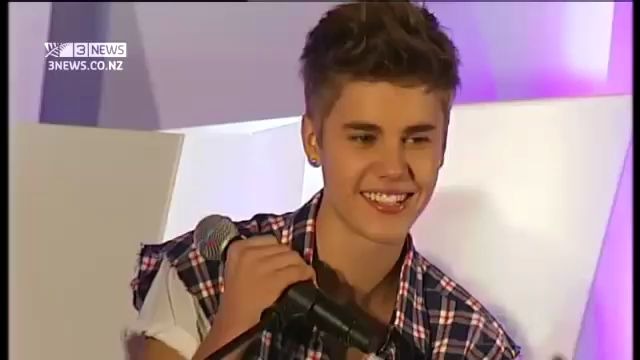 [图]【开口跪！】Justin Bieber -帅贾现场演唱 As Long as You Love Me (新西兰奥克兰 2012)