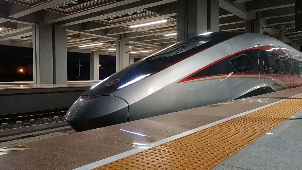 g7853次列车驶出朝阳站