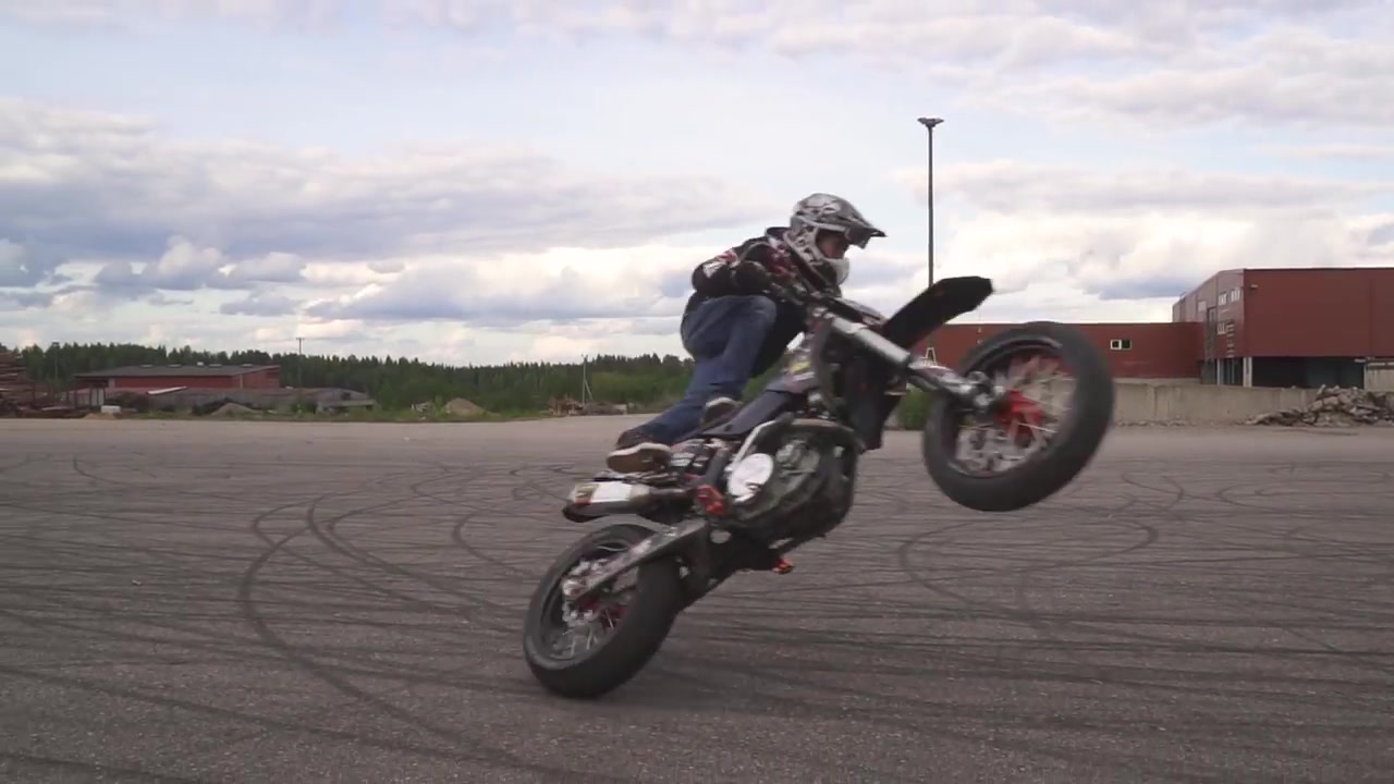 滑胎摩托特技(720p)