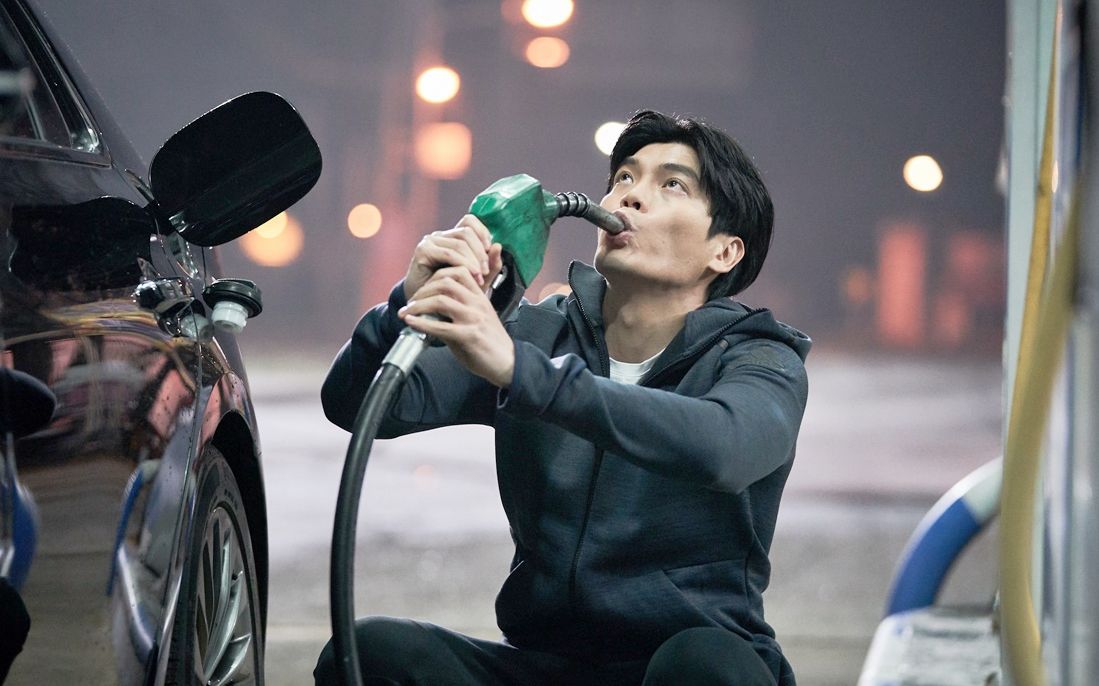 男子为应付多个女友,每天半夜偷偷跑去喝汽油,补充体力