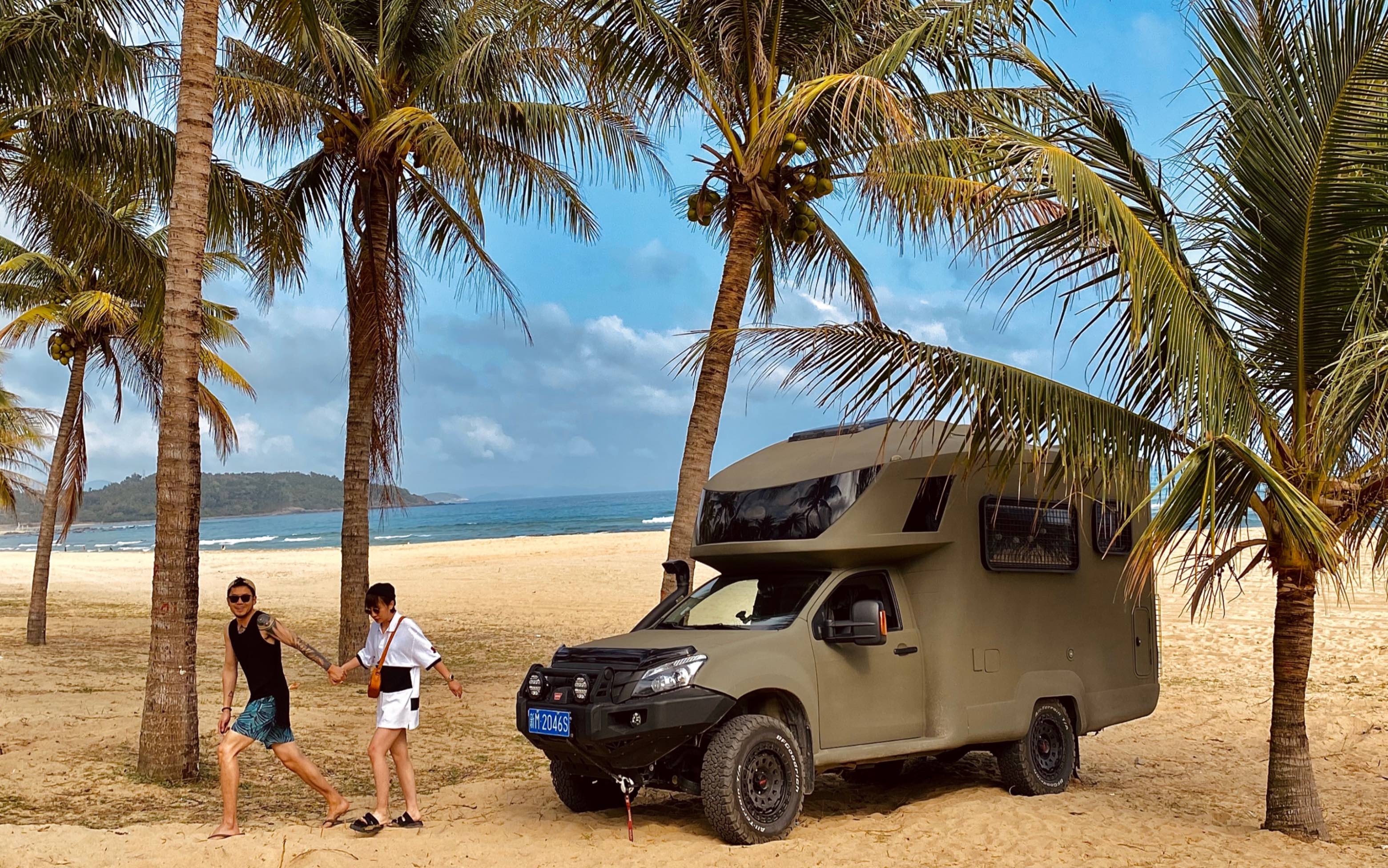 没想到越野房车在海南竟然排上了用场,救了两辆车,另外就是还冲浪了!