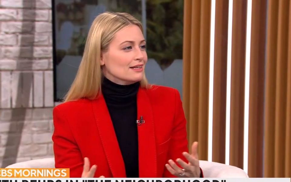 卡洛琳的扮演者贝丝·比厄谈热门情景喜剧