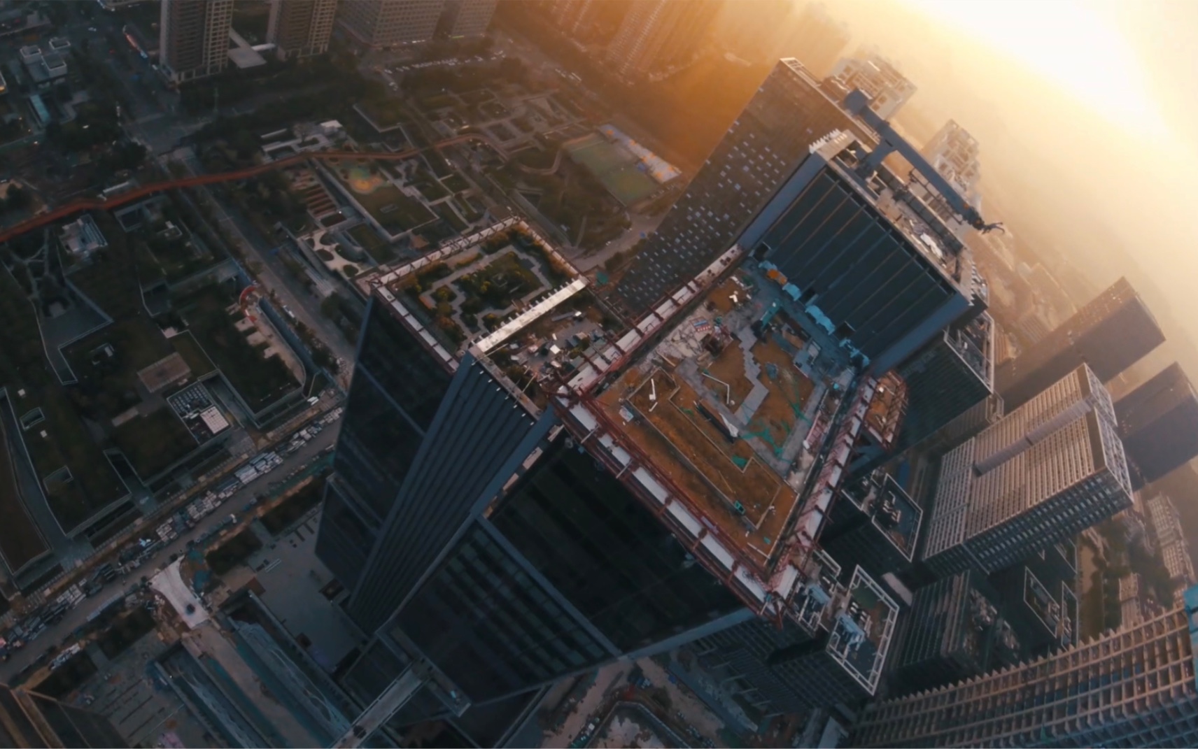 dji天空之城穿越机拍摄