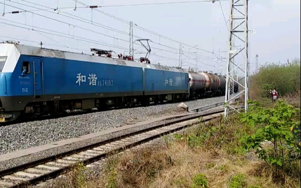 hxd16102牵引油龙通过大弯镇站