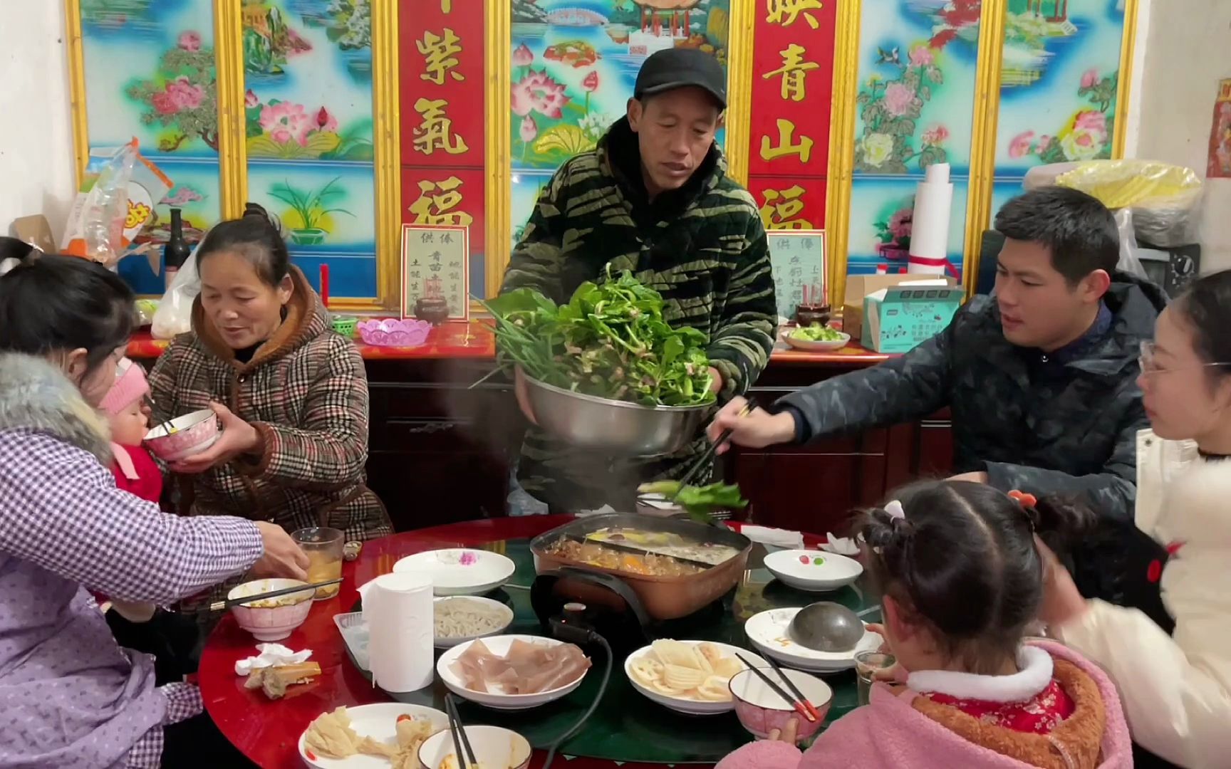 婷婷在家做鸳鸯火锅,准备一大桌配菜,喊表弟和弟媳一块聚聚哔哩哔哩bilibili