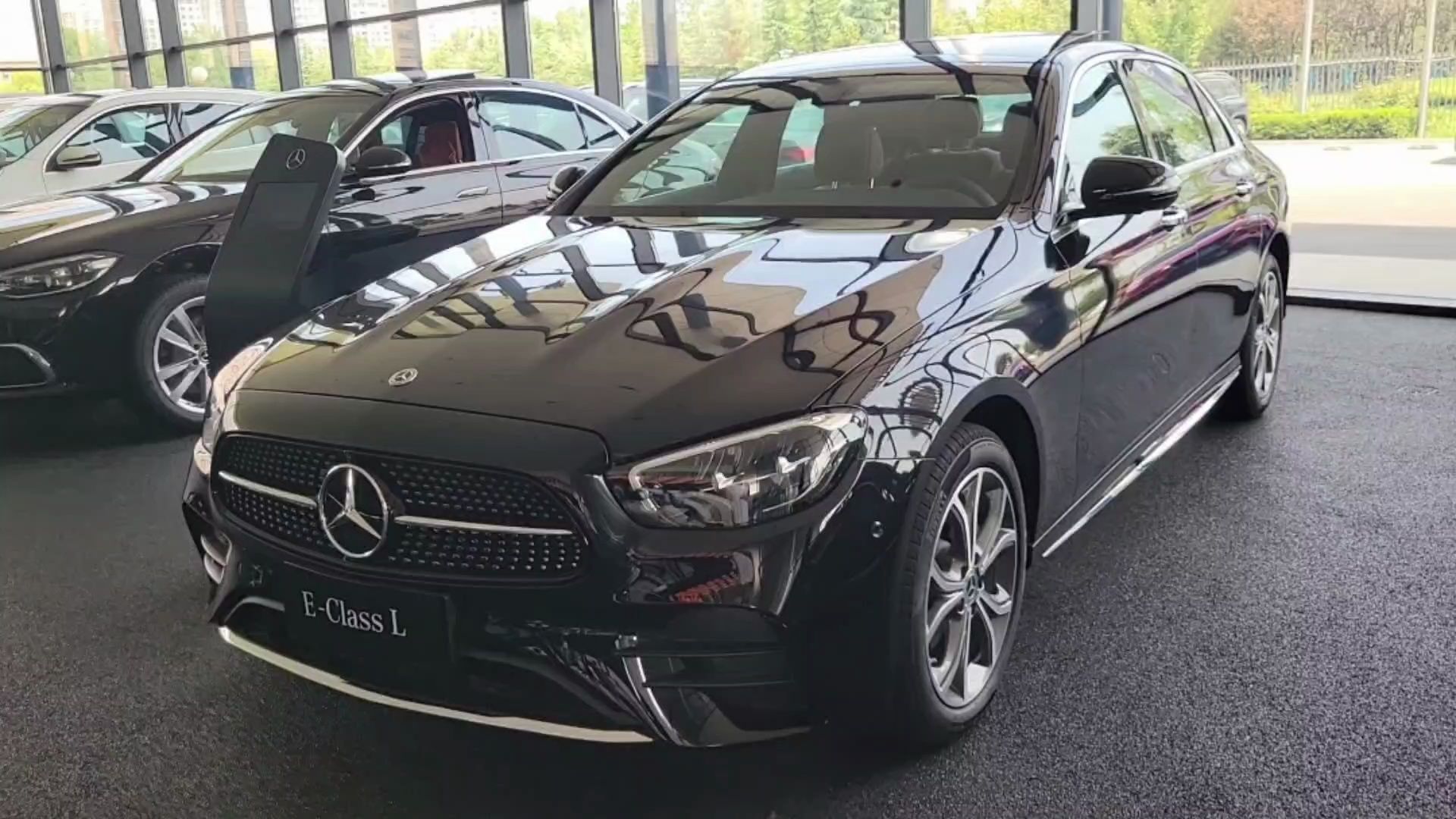 去4s店看看奔驰e,这车现在优惠10万了,裸车36,你要吗?