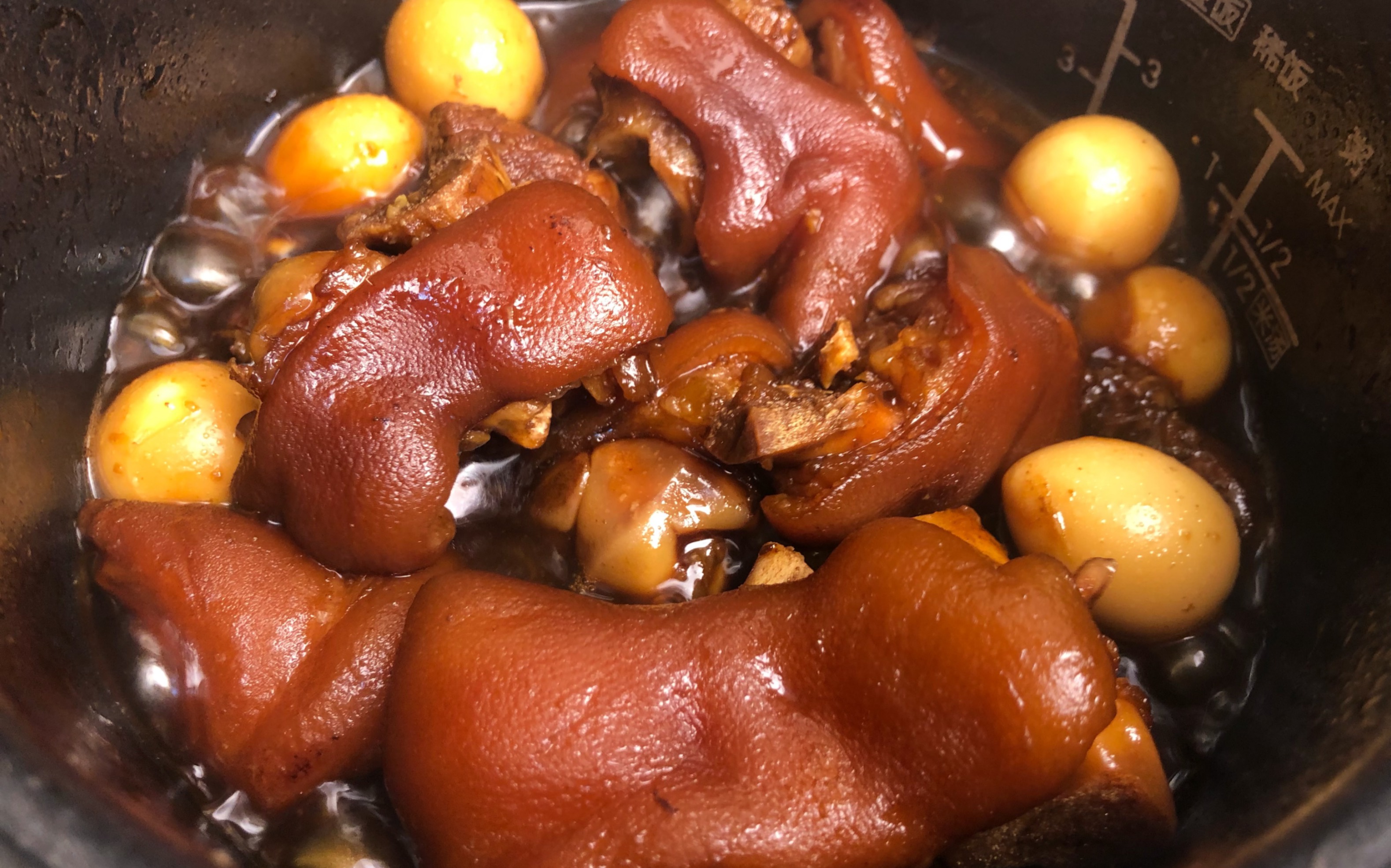 电饭锅版可乐焖猪手,2瓶可乐,1只猪手,锅里一倒,好吃到停不下来,真是