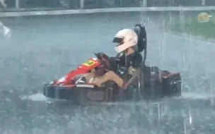 Скачать видео: 【卡丁车】比赛途中突如其来的暴雨