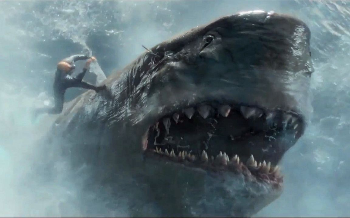 一头长30米的巨齿鲨被意外放出疯狂攻击人类开始为所欲为