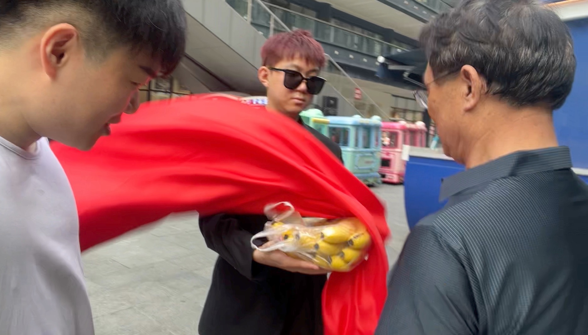 你可以拿走1000块钱,或者拿走红布下的东西,你会怎么选?