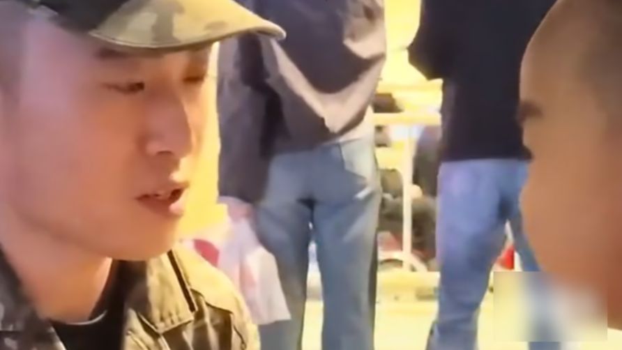 热门景区岗位执勤的武警战士碰到游客家的小朋友凑过来问好，他特意放低身姿蹲下身，温柔地跟孩子对话回应。