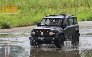 下载视频: Traction Hobby 坦克300仿真攀爬车 雨天下地玩水玩泥巴