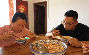 Video herunterladen: 赶集回家，煮一大锅麻辣鲜香的钵钵鸡抄手，皮薄馅足，吃爽了