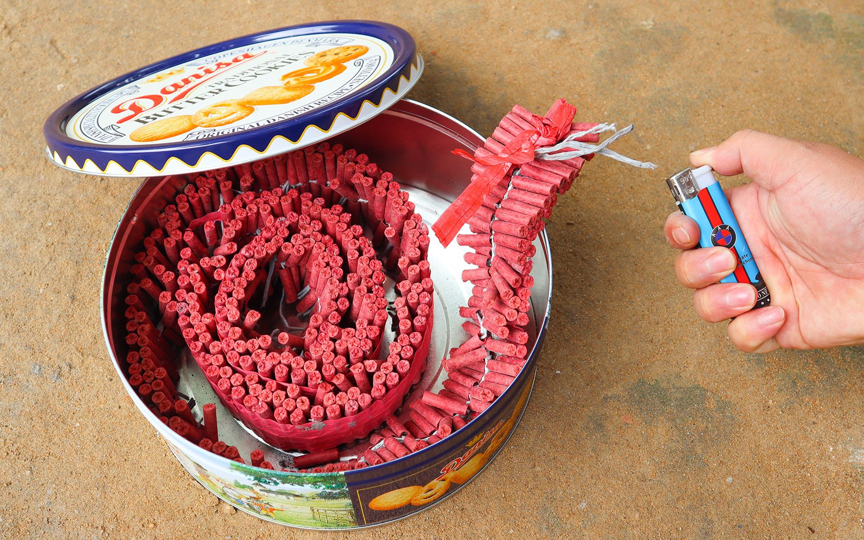 将一串"鞭炮"放进"铁罐子"里点燃,会发生什么?