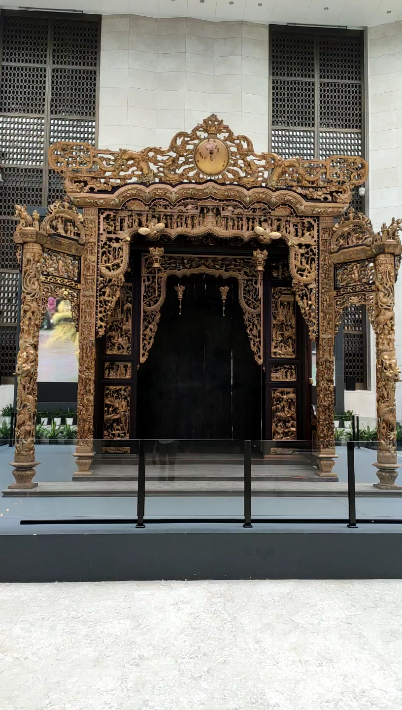 竖屏素材: 古代鎏金镂空木雕建筑