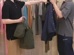 Télécharger la video: 谁懂这一幕啊！婚后他陪你去买衣服，他拿着你要试的衣服乖乖在旁边候着…