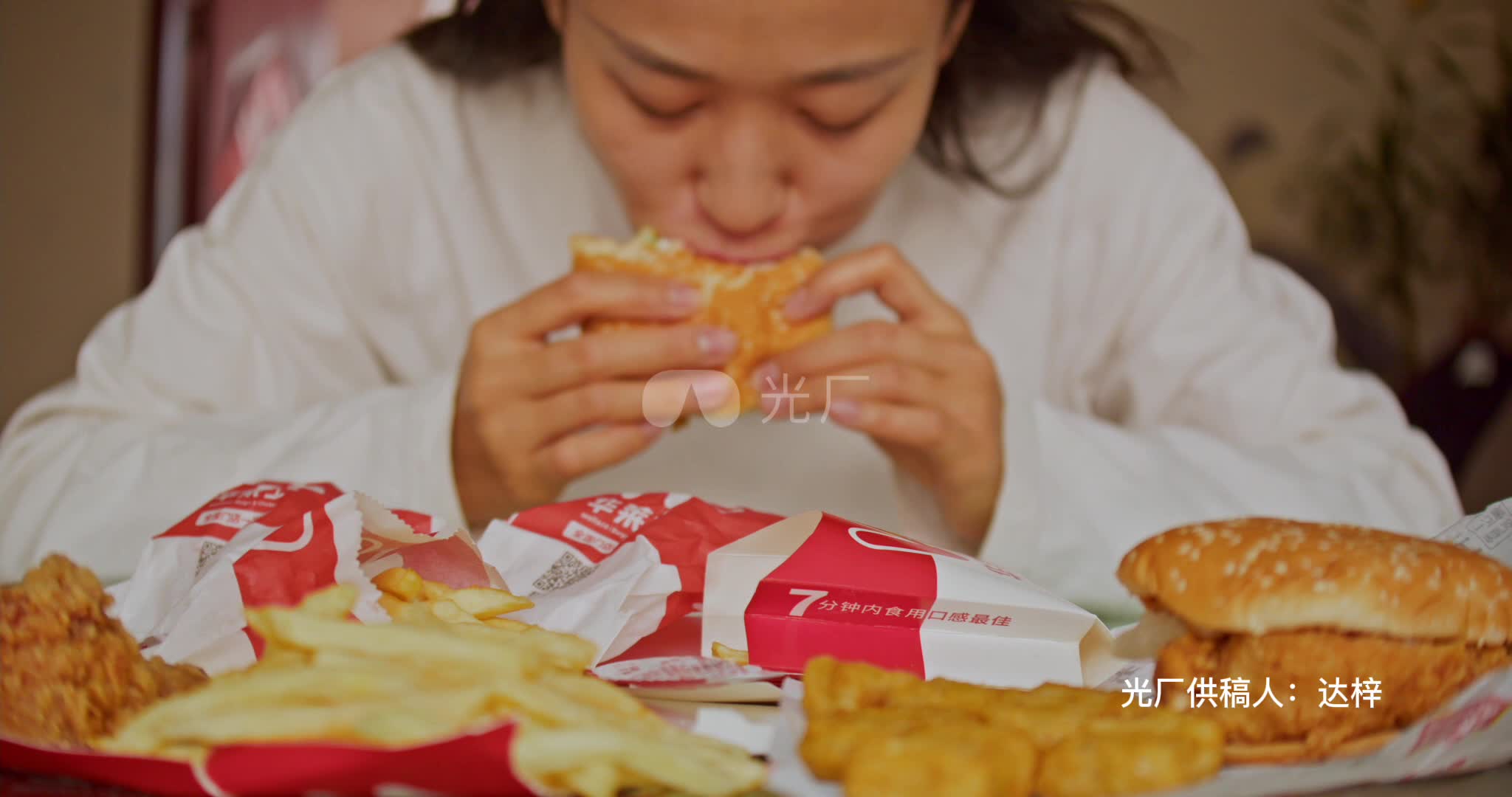 女人暴饮暴食吃汉堡不健康饮食视频素材哔哩哔哩bilibili