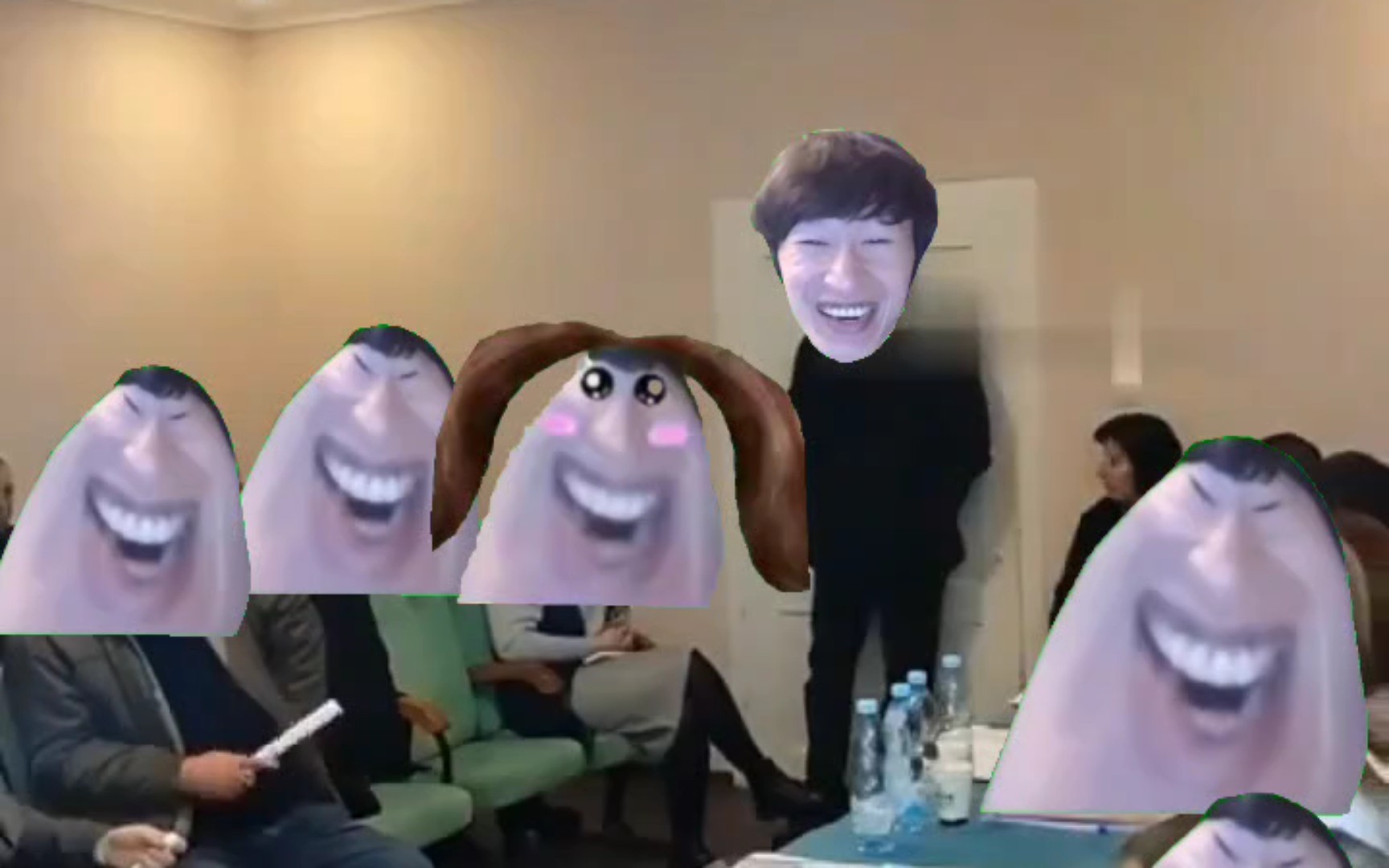 电棍拿韭菜盒子大闹道理会议