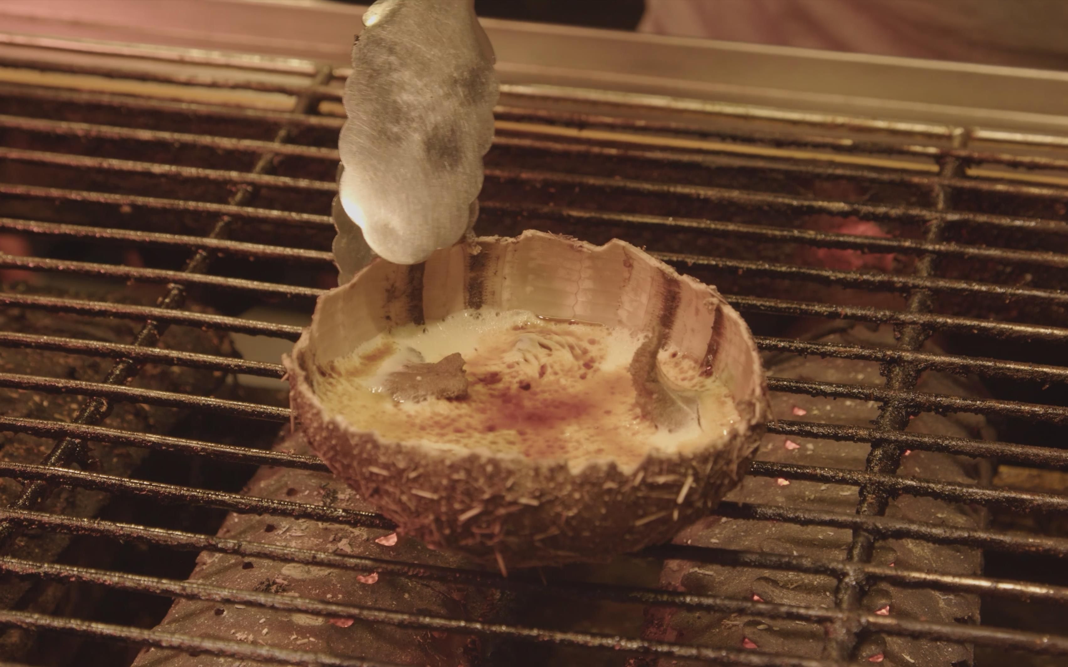 南宁夜市炭烤海胆,处理过程一言难尽,吃起来真香!(4k画质)